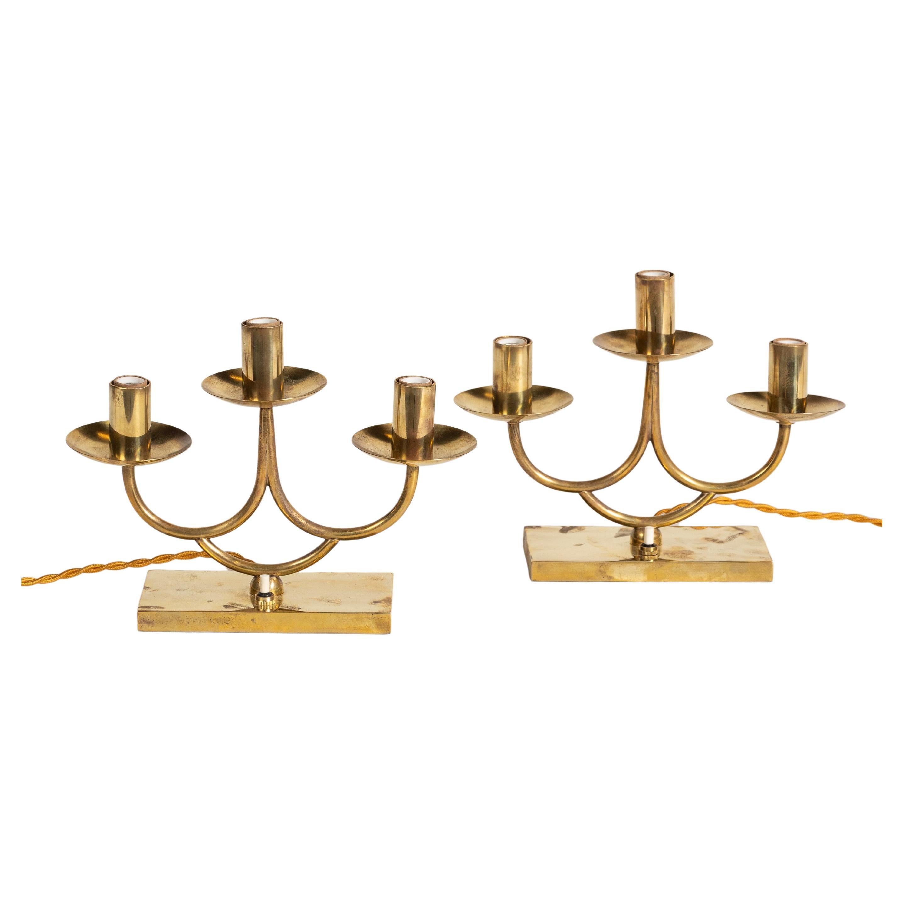 Coppia di lampade elettriche a candelabro in ottone della metà del secolo scorso, Italia, 1940-1949