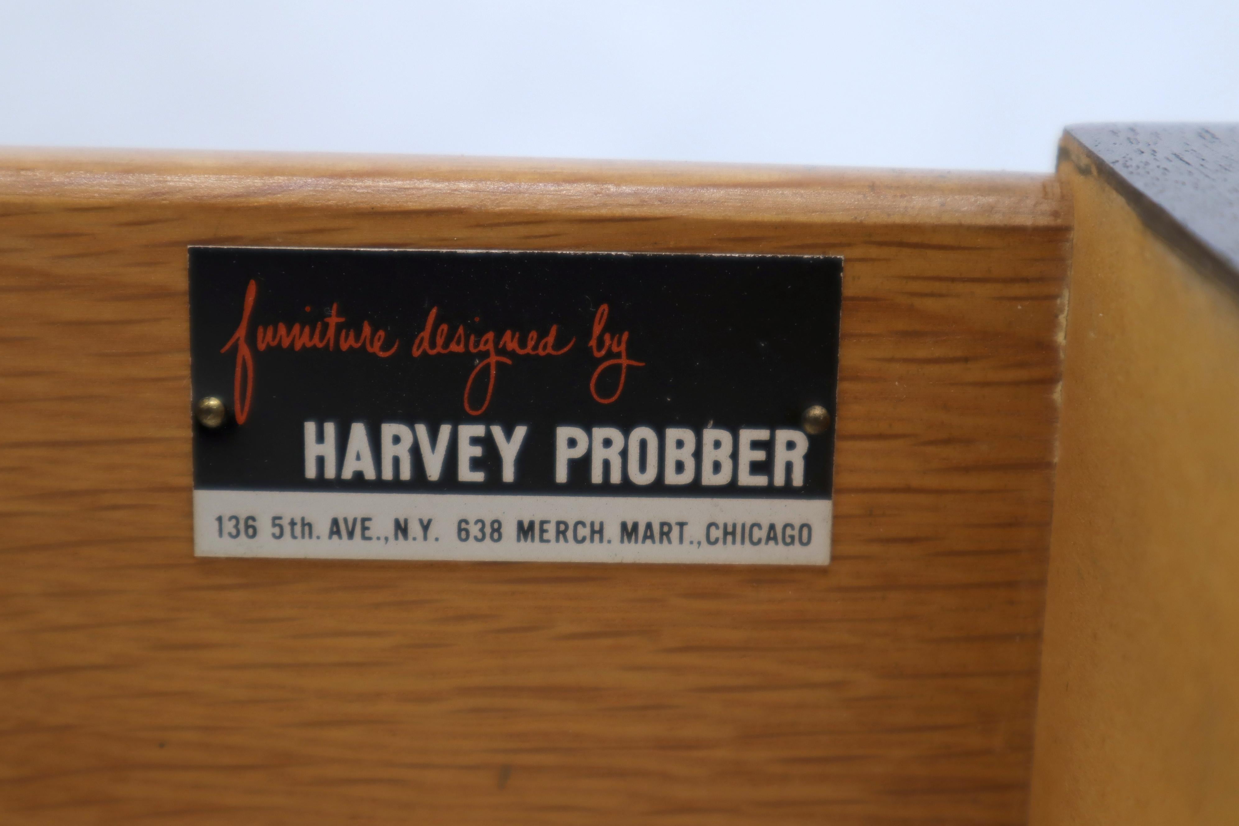 Américain Paire de tables de nuit à quatre tiroirs en laiton de style mi-siècle moderne Harvey Probber en vente