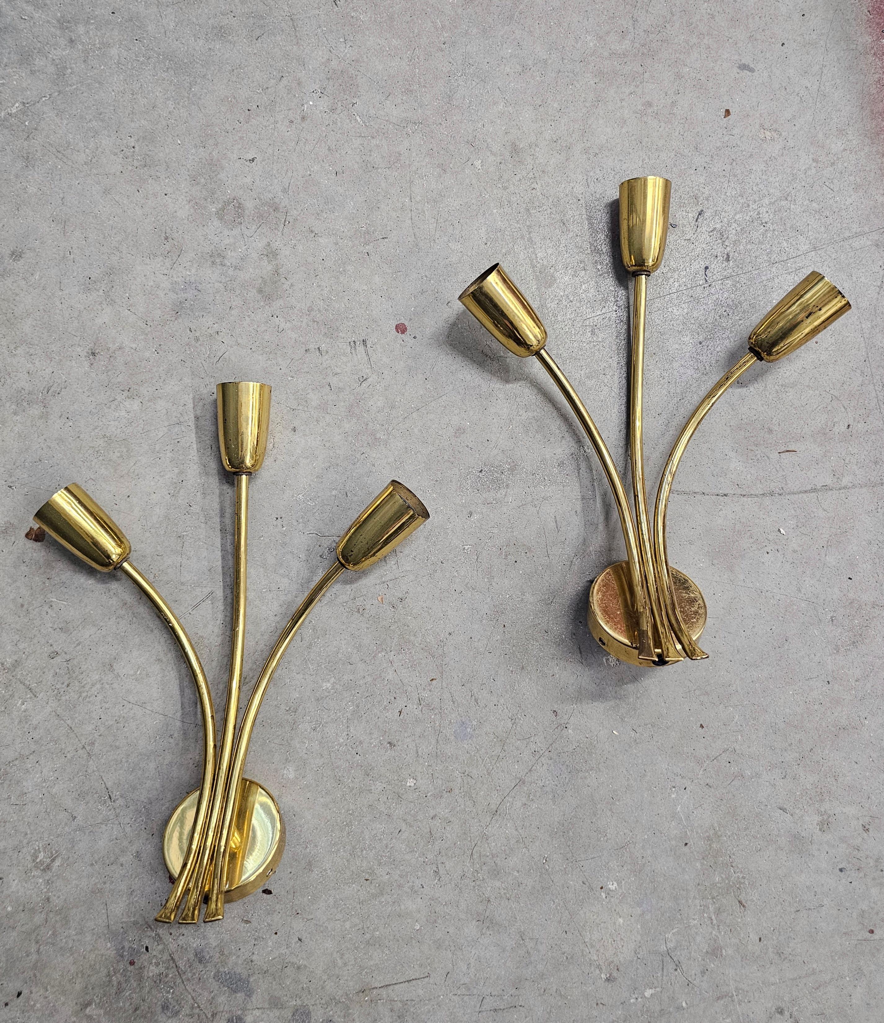 Vous trouverez dans cette annonce une paire d'appliques florales de style moderne du milieu du siècle en laiton. Les appliques à trois bras sont très simples et élégantes. Leur conception est attribuée à J.AT&T. Kalmar. Fabriqué en Autriche dans les