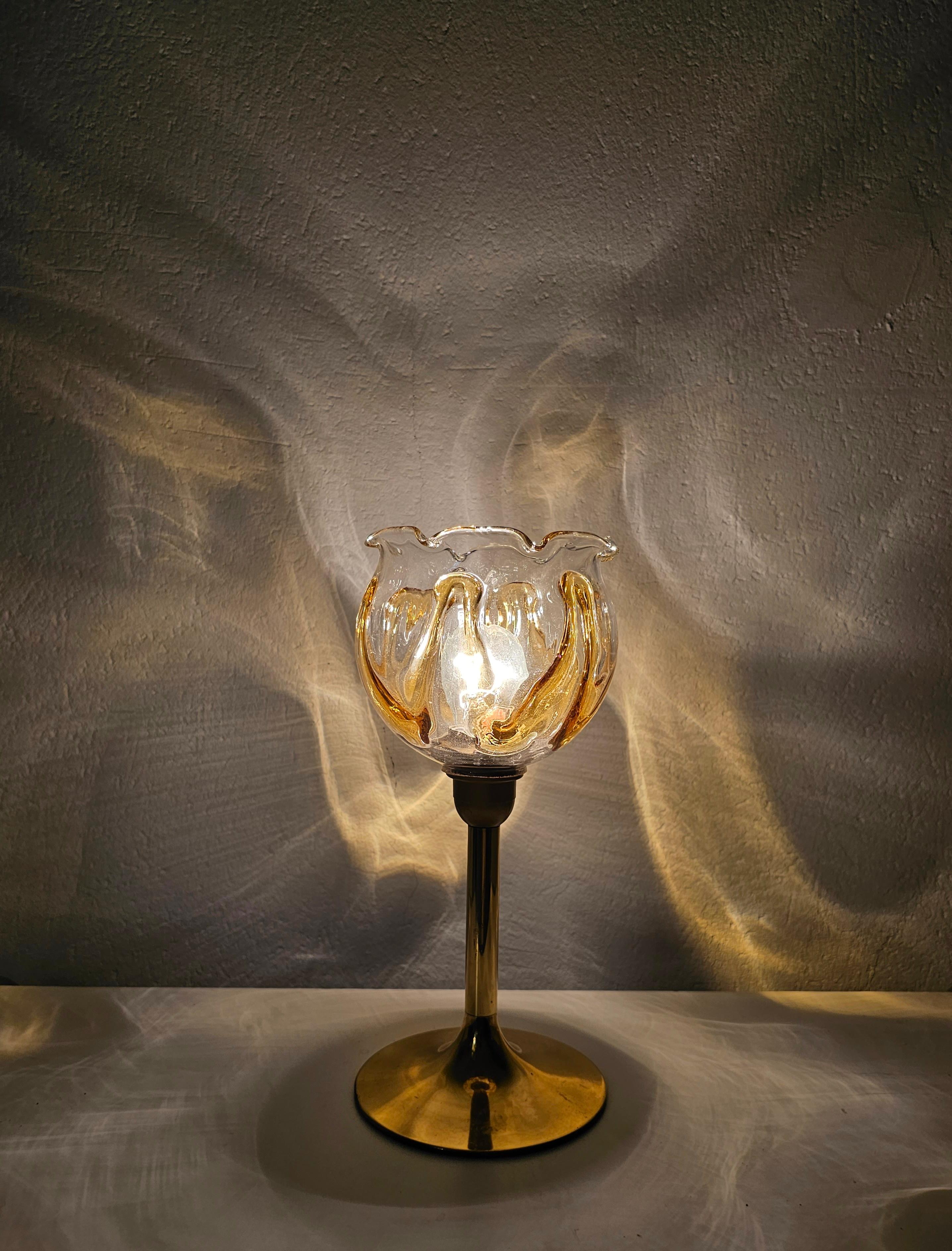 In diesem Angebot finden Sie ein Paar wunderschöne Mid Century Modern Tischlampen von Mazzega, mit schönen floralen Murano Glasschirm. Hergestellt in Italien in den 1960er Jahren.

Sehr guter Vintage-Zustand mit einigen Zeit- und Gebrauchsspuren,