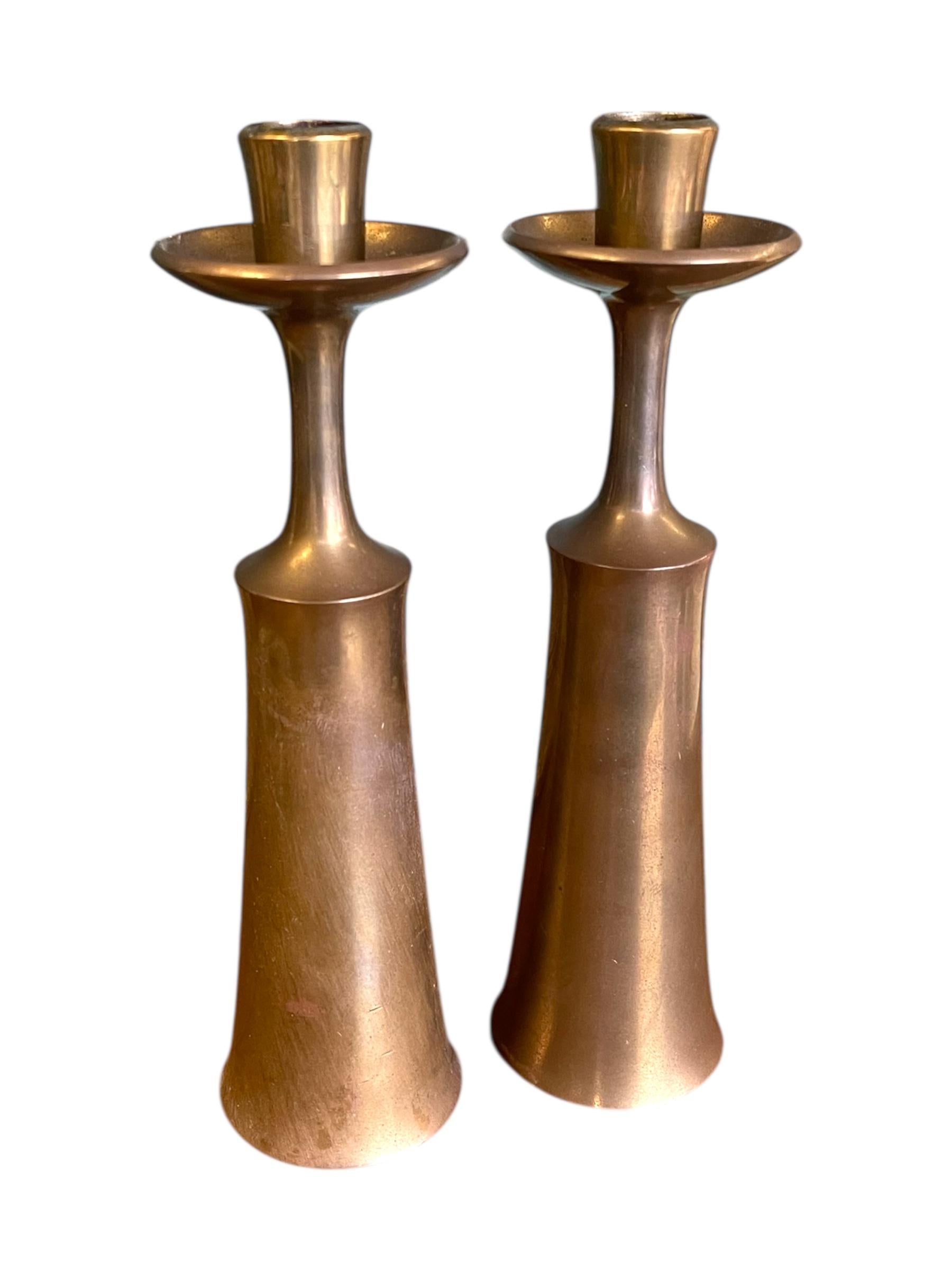 Mid-Century moderno Coppia di portacandele in ottone di Jens H. Quistgaard, stile metà secolo moderno in vendita