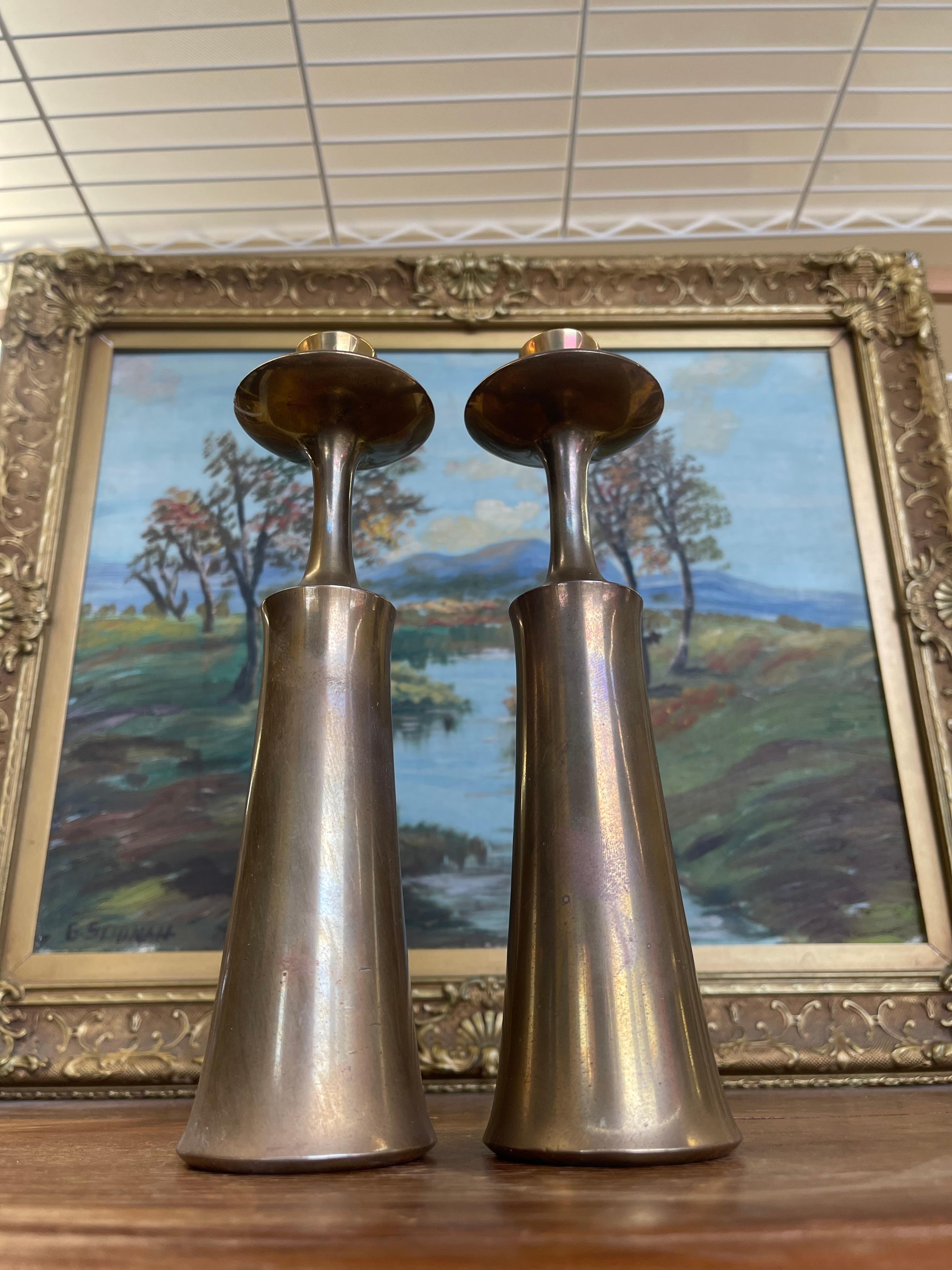 XX secolo Coppia di portacandele in ottone di Jens H. Quistgaard, stile metà secolo moderno in vendita