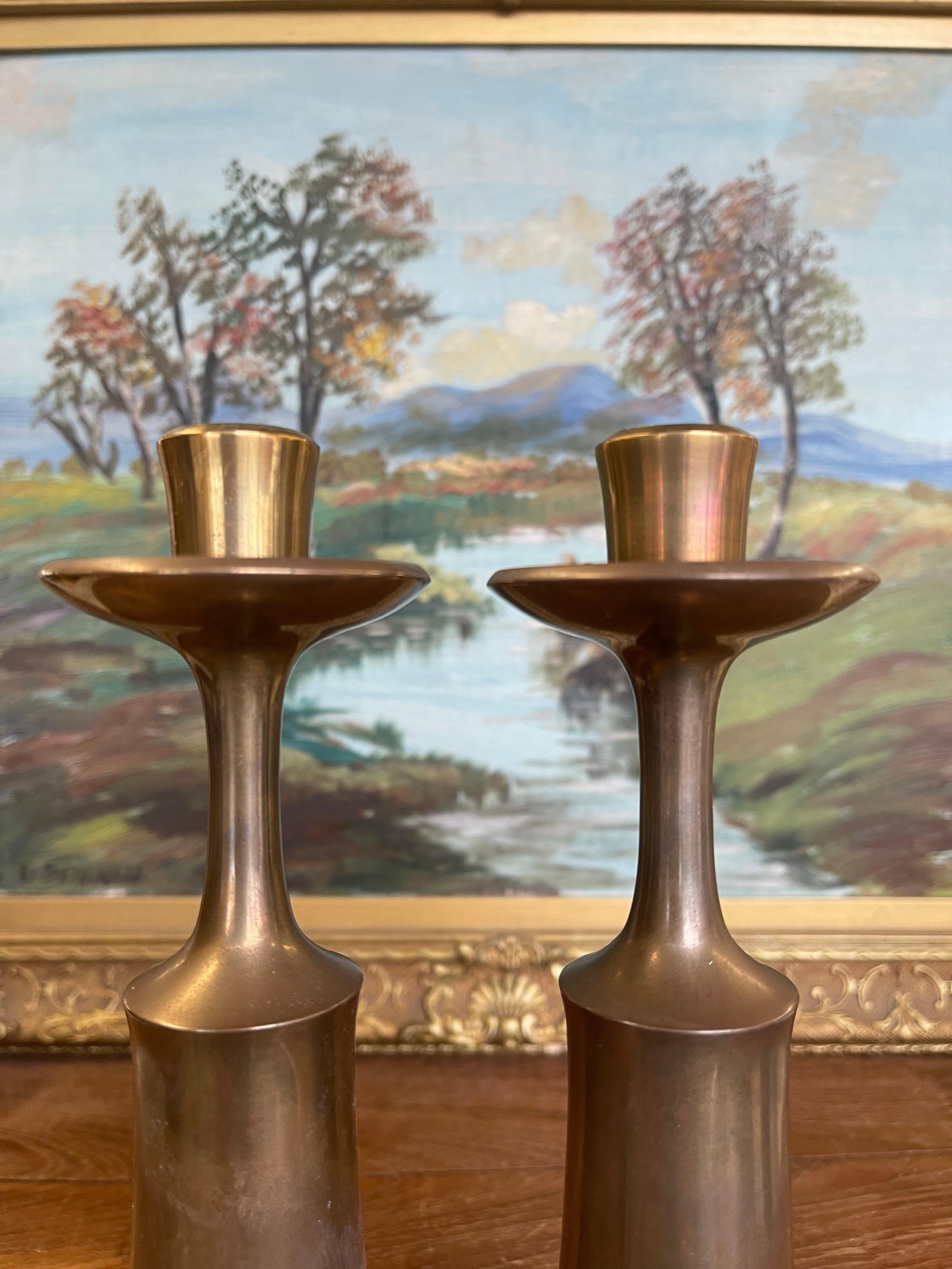 Coppia di portacandele in ottone di Jens H. Quistgaard, stile metà secolo moderno in vendita 2