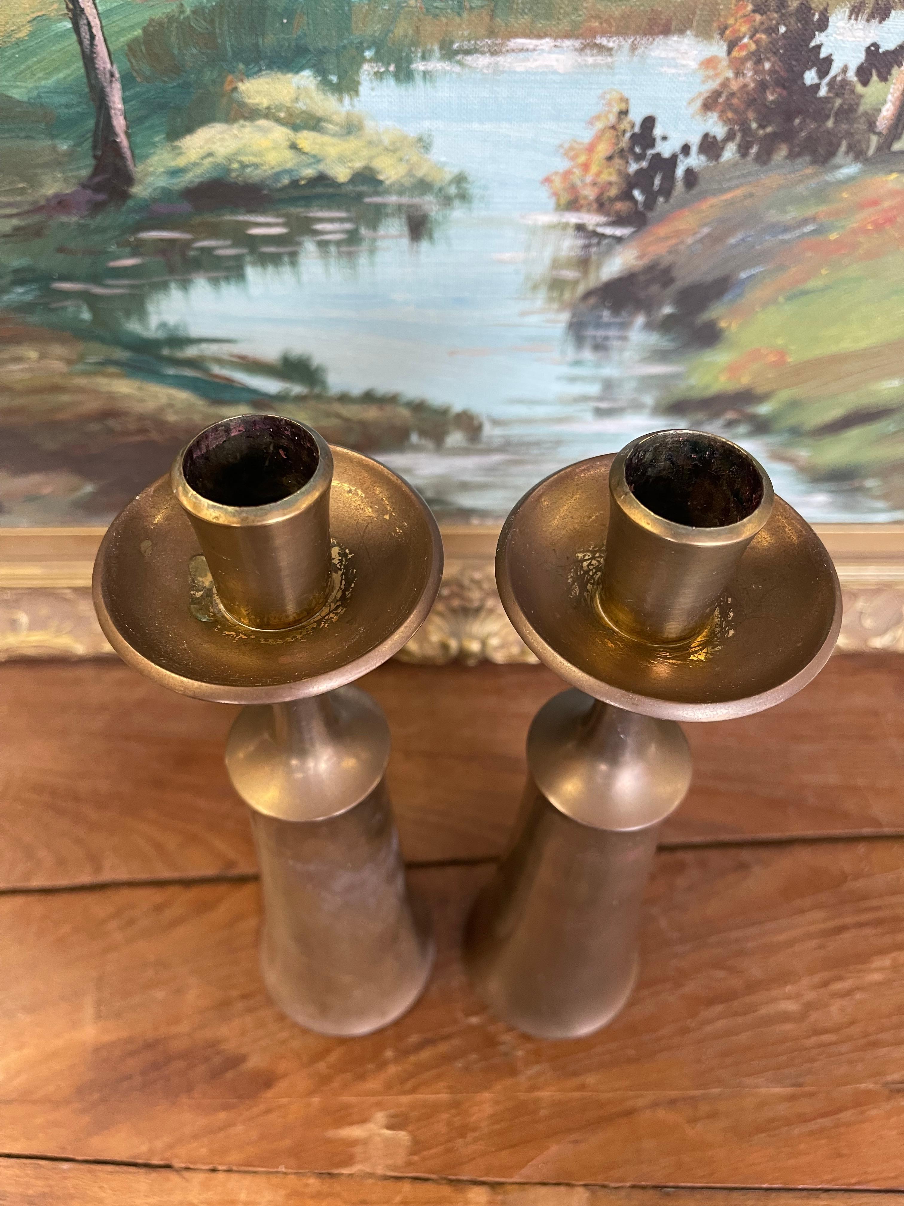 Coppia di portacandele in ottone di Jens H. Quistgaard, stile metà secolo moderno in vendita 3