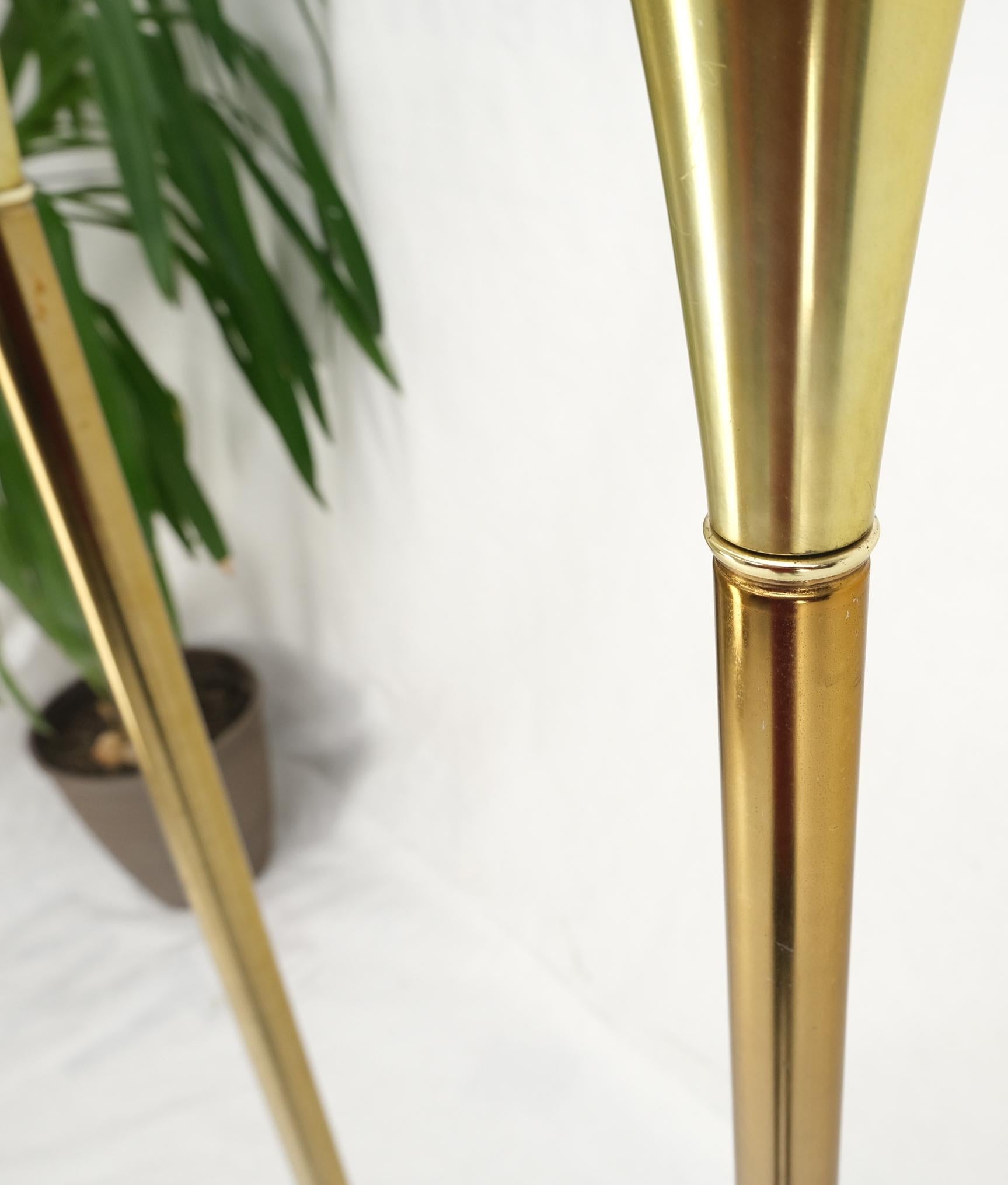 Paire de lampadaires torchères en forme de trompette en laiton de style moderne du milieu du siècle dernier en vente 2