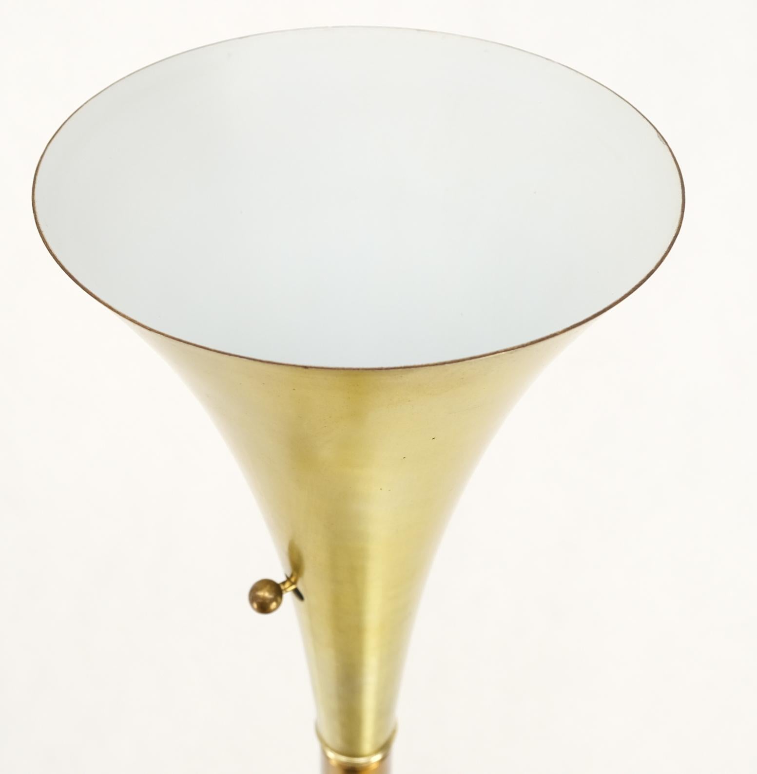 Paire de lampadaires torchères en forme de trompette en laiton de style moderne du milieu du siècle dernier en vente 4