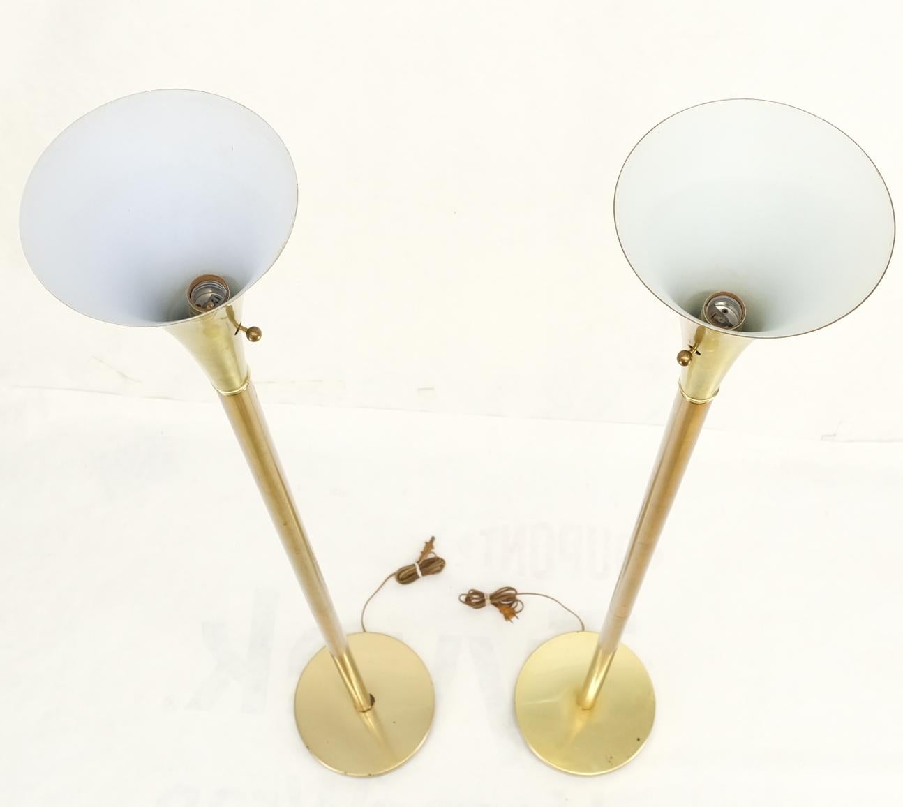 Paire de lampadaires torchères en forme de trompette en laiton de style moderne du milieu du siècle dernier en vente 5