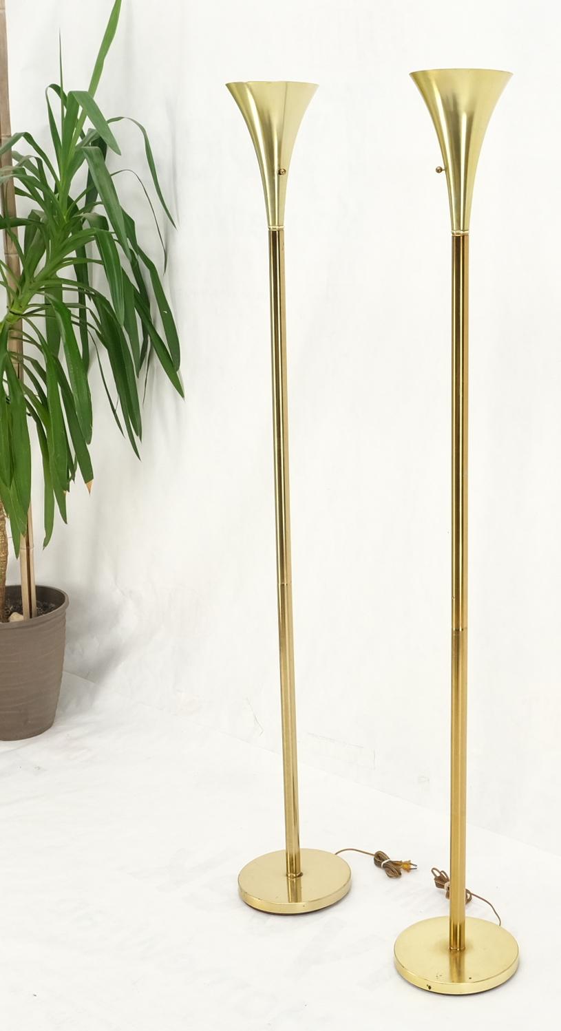 Mid-Century Modern Paire de lampadaires torchères en forme de trompette en laiton de style moderne du milieu du siècle dernier en vente