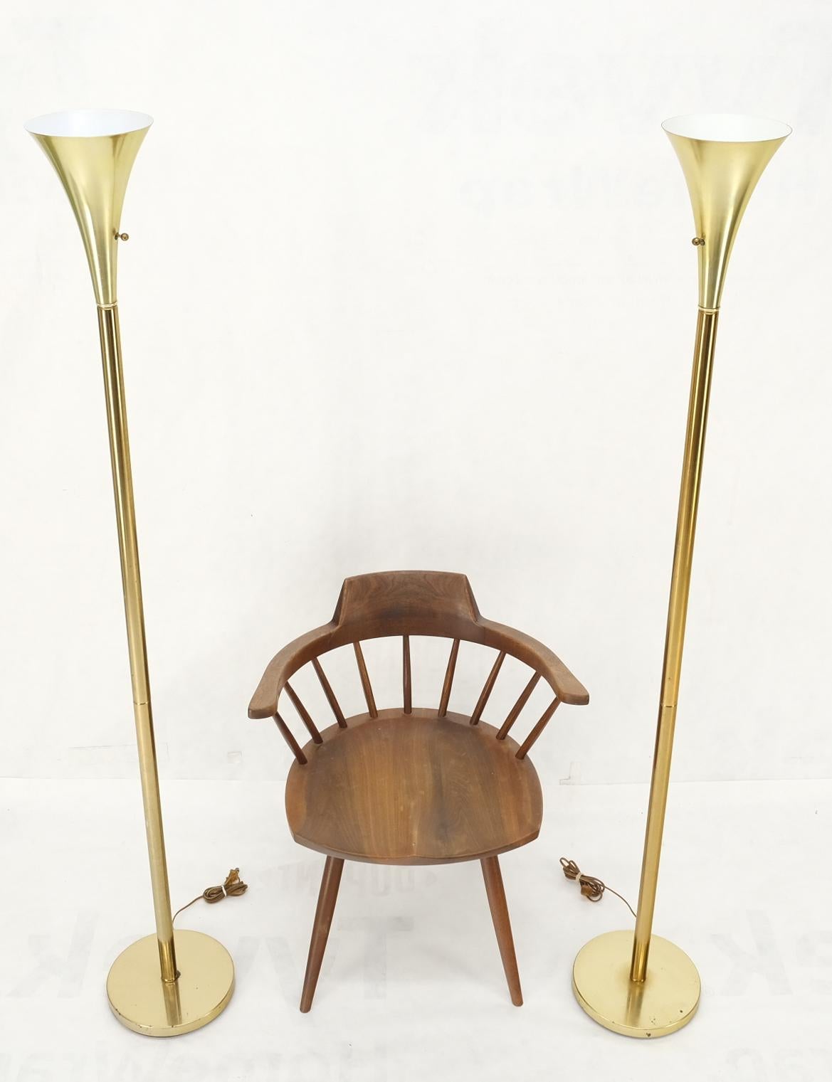 Américain Paire de lampadaires torchères en forme de trompette en laiton de style moderne du milieu du siècle dernier en vente