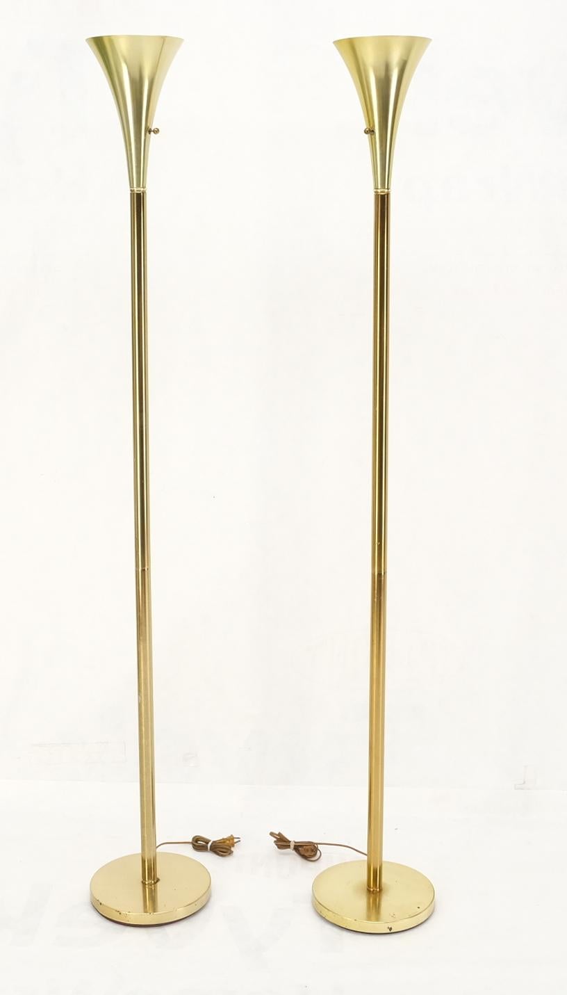 Poli Paire de lampadaires torchères en forme de trompette en laiton de style moderne du milieu du siècle dernier en vente
