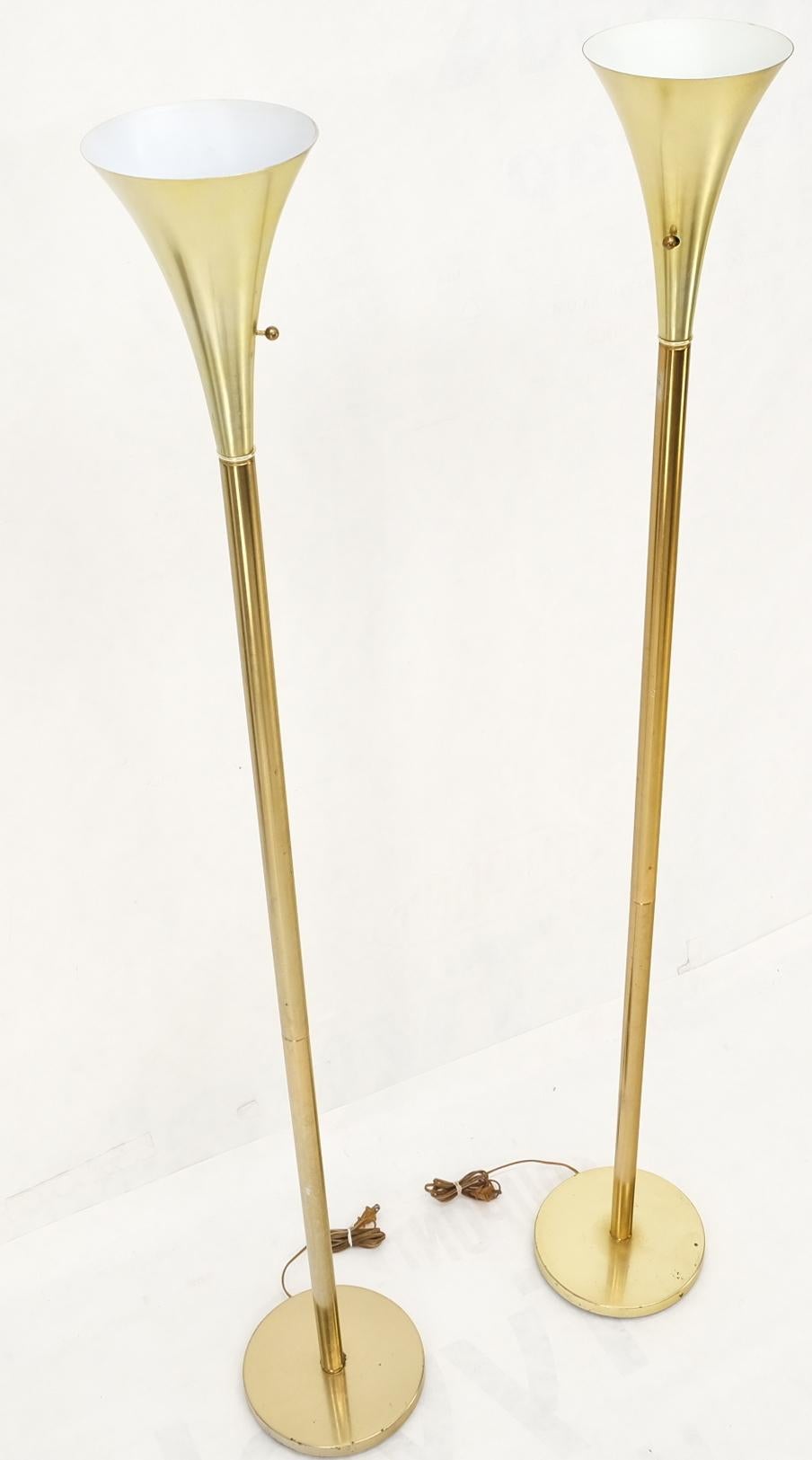 Paire de lampadaires torchères en forme de trompette en laiton de style moderne du milieu du siècle dernier Bon état - En vente à Rockaway, NJ
