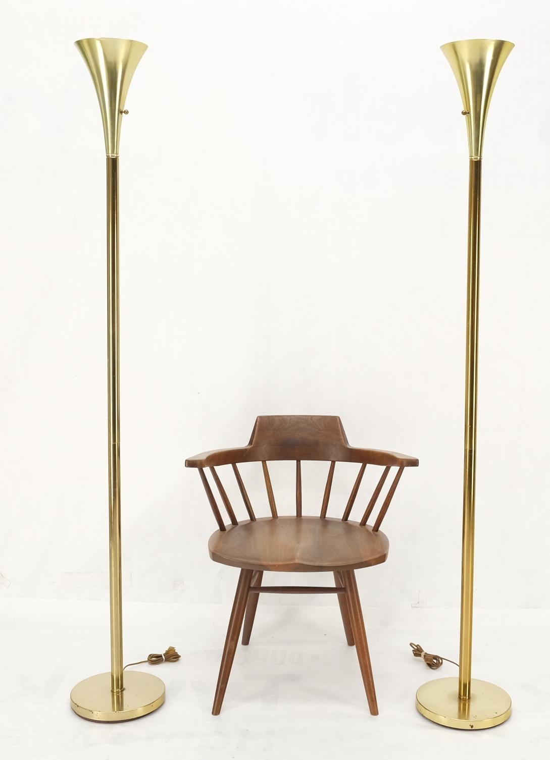 20ième siècle Paire de lampadaires torchères en forme de trompette en laiton de style moderne du milieu du siècle dernier en vente