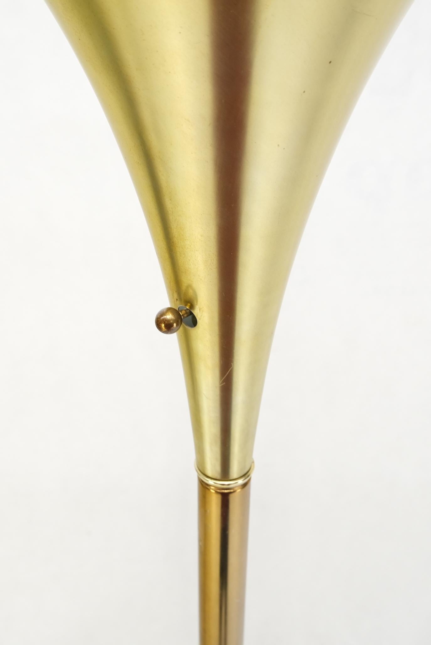 Laiton Paire de lampadaires torchères en forme de trompette en laiton de style moderne du milieu du siècle dernier en vente