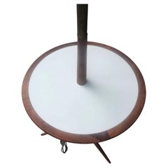 Pareja de lámparas de pie modernas de mediados de siglo de latón y nogal de Tony Paul