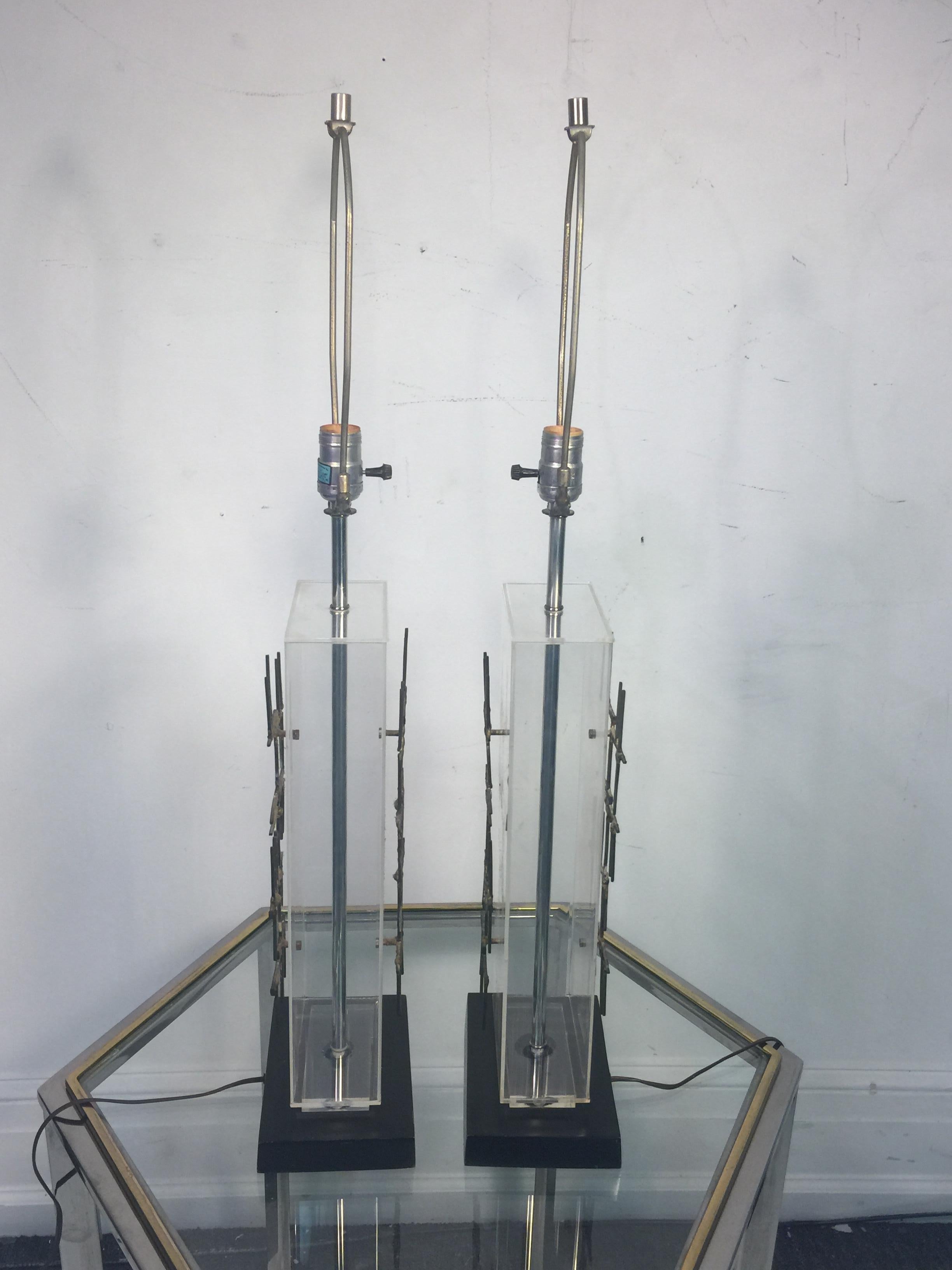 Pair of Mid-Century Modernist Brutalist Nail and Lucite Lamps In Good Condition For Sale In Allentown, PA