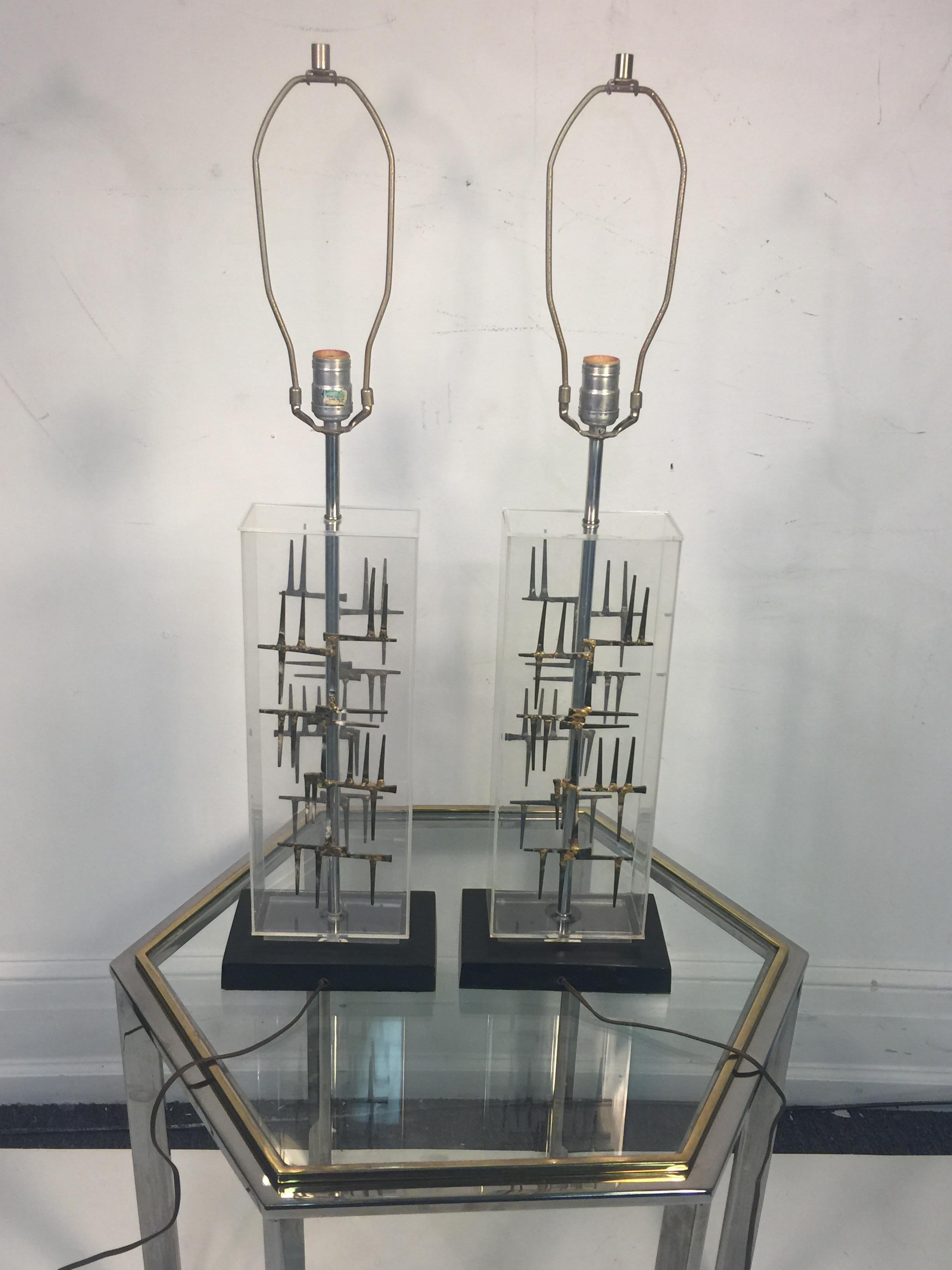 Pair of Mid-Century Modernist Brutalist Nail and Lucite Lamps For Sale 3