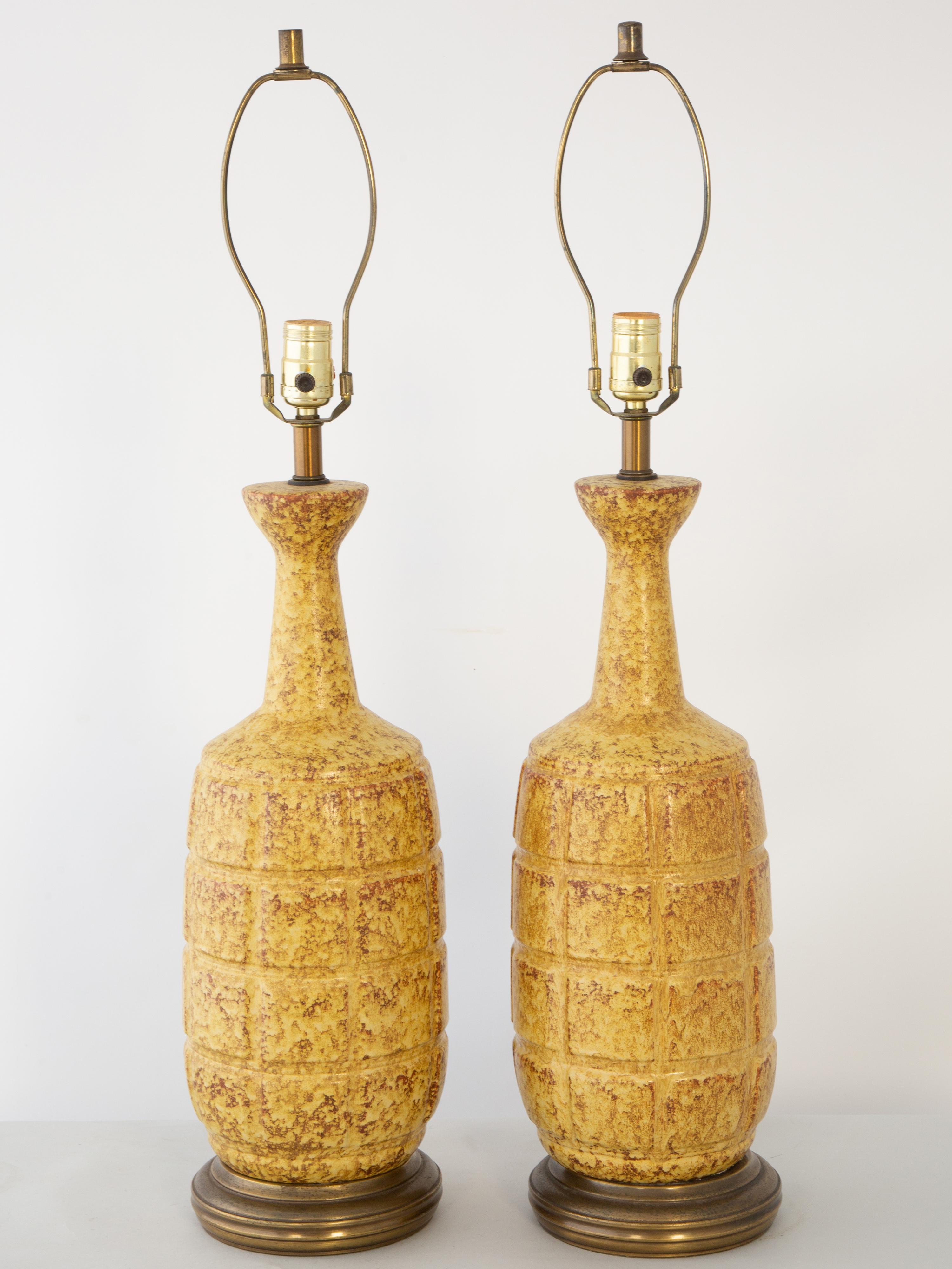 Peint Paire de lampes-vases en poterie brutaliste du milieu du siècle dernier en vente