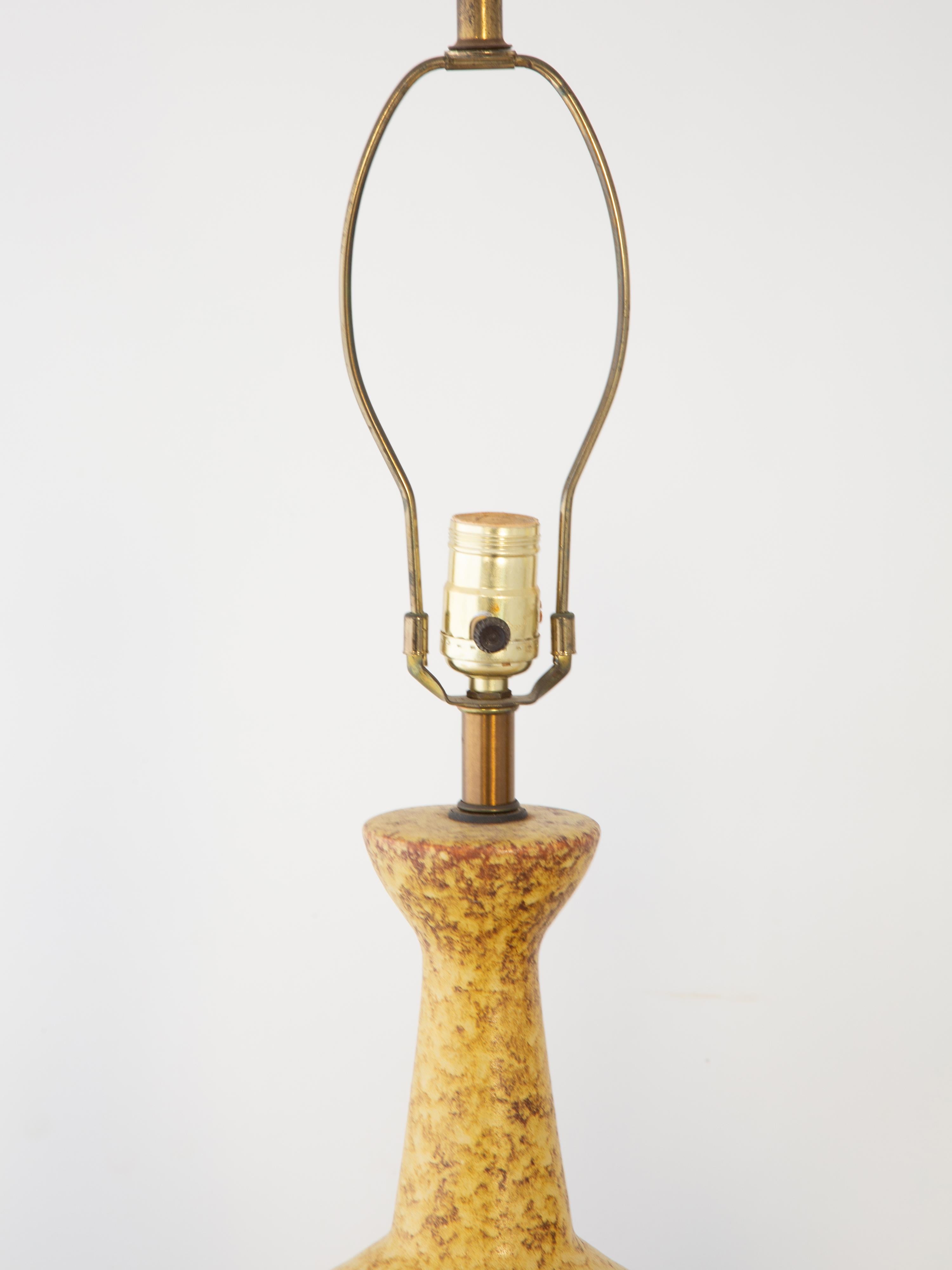 Paire de lampes-vases en poterie brutaliste du milieu du siècle dernier Bon état - En vente à West Palm Beach, FL