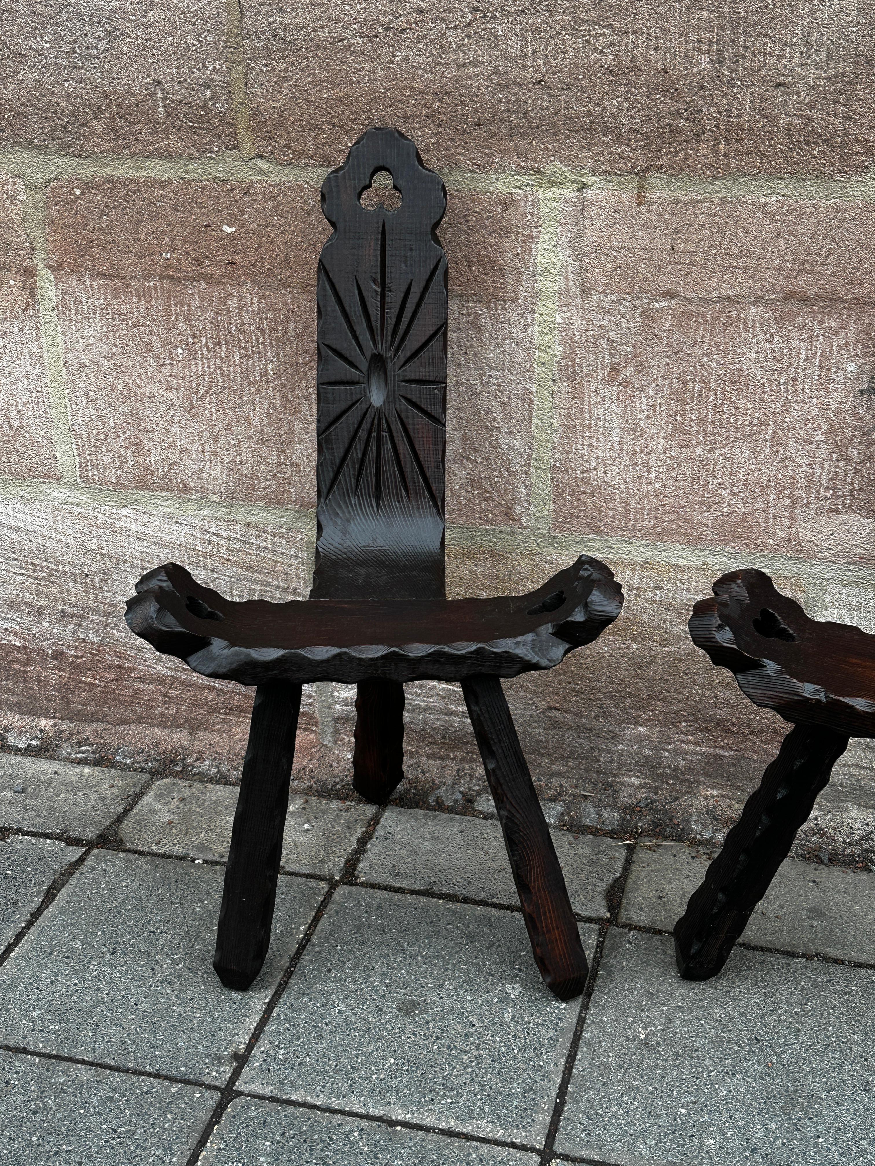 Ein Paar brutalistische Mid-Century-Modern-Skulpturenstühle aus Holz, Spanien, Vintage (Spanisch) im Angebot
