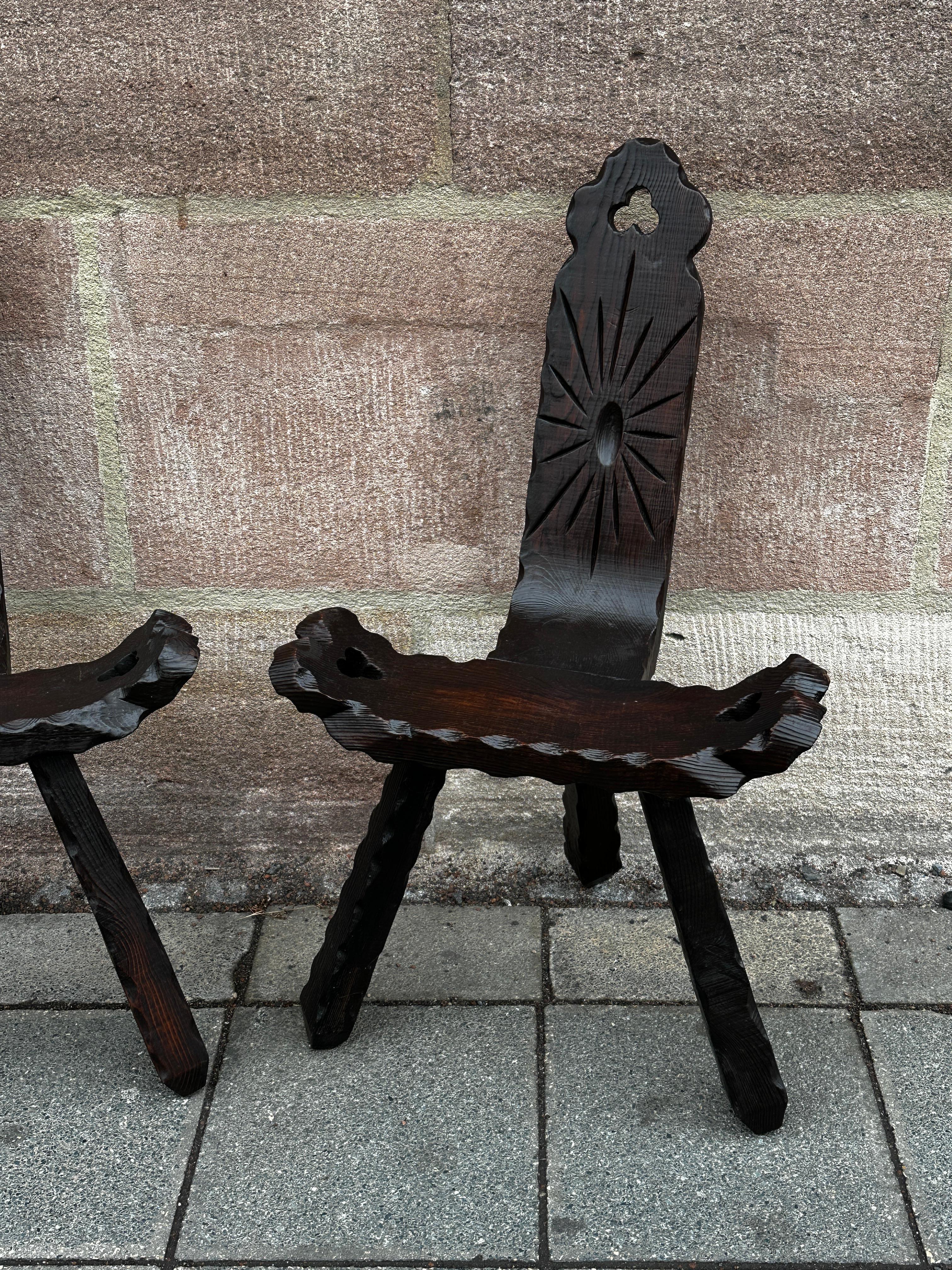 Ein Paar brutalistische Mid-Century-Modern-Skulpturenstühle aus Holz, Spanien, Vintage (Handgefertigt) im Angebot