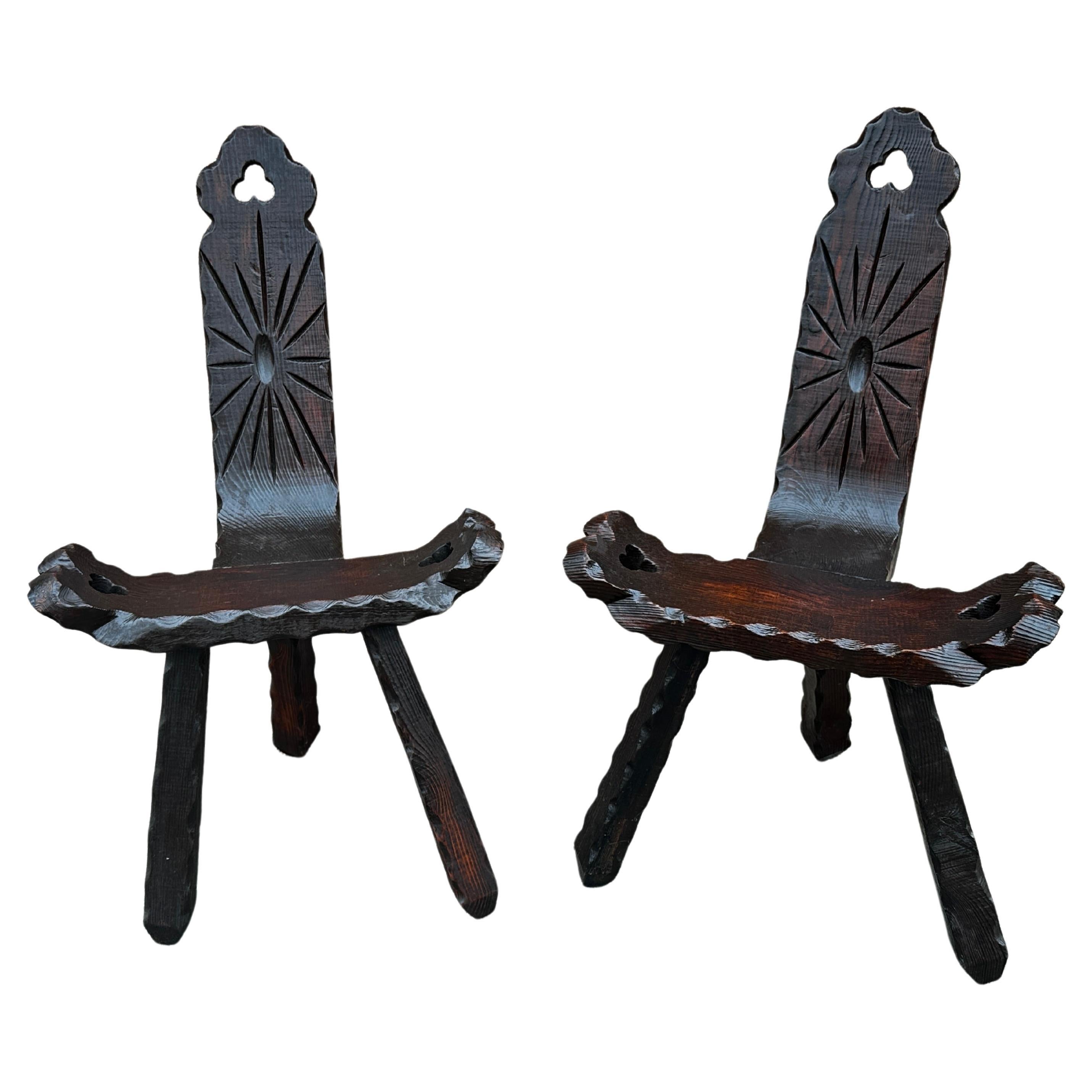 Paire de chaises tripodes en bois sculpté brutalistes et modernes du milieu du siècle dernier, Espagne Vintage