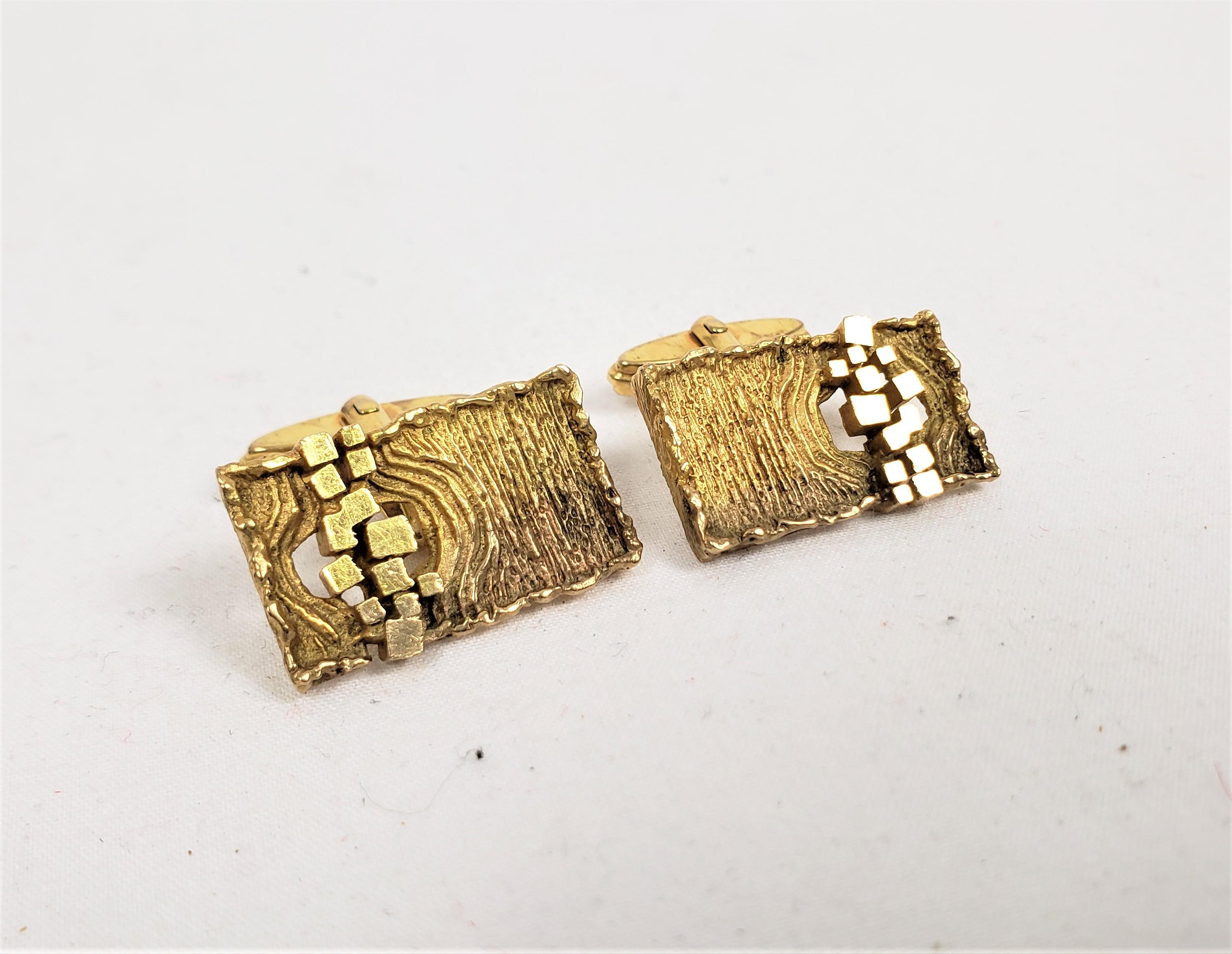 Pair of Mid-Century Modern Brutalist Styled 18 Karat Yellow Gold Cufflinks For Sale 7