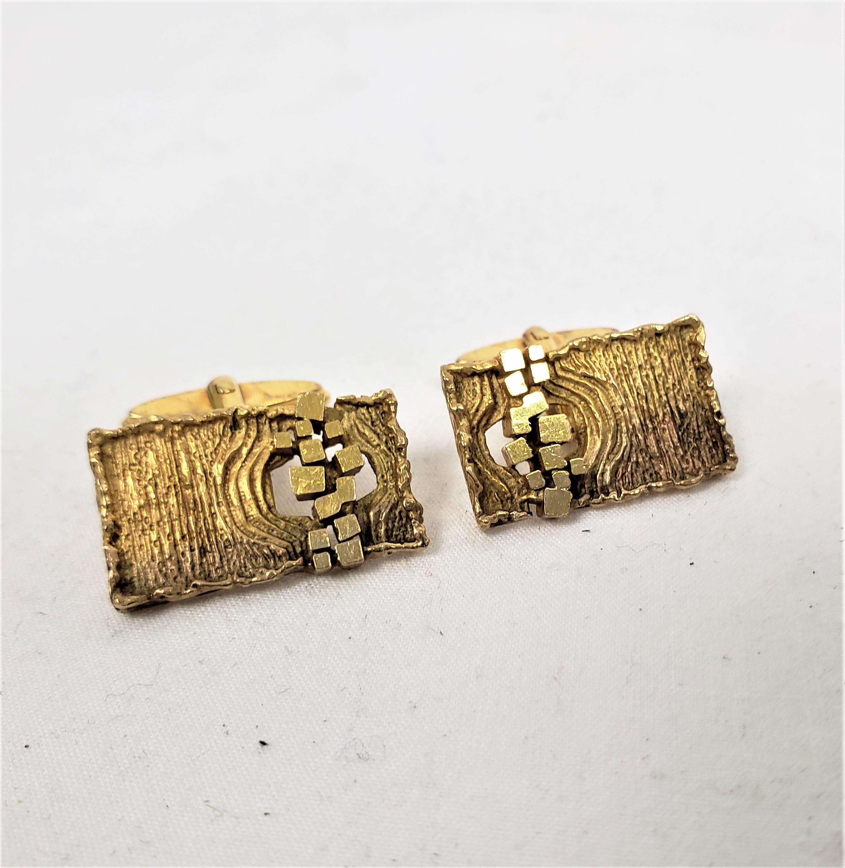 Hand-Crafted Pair of Mid-Century Modern Brutalist Styled 18 Karat Yellow Gold Cufflinks For Sale