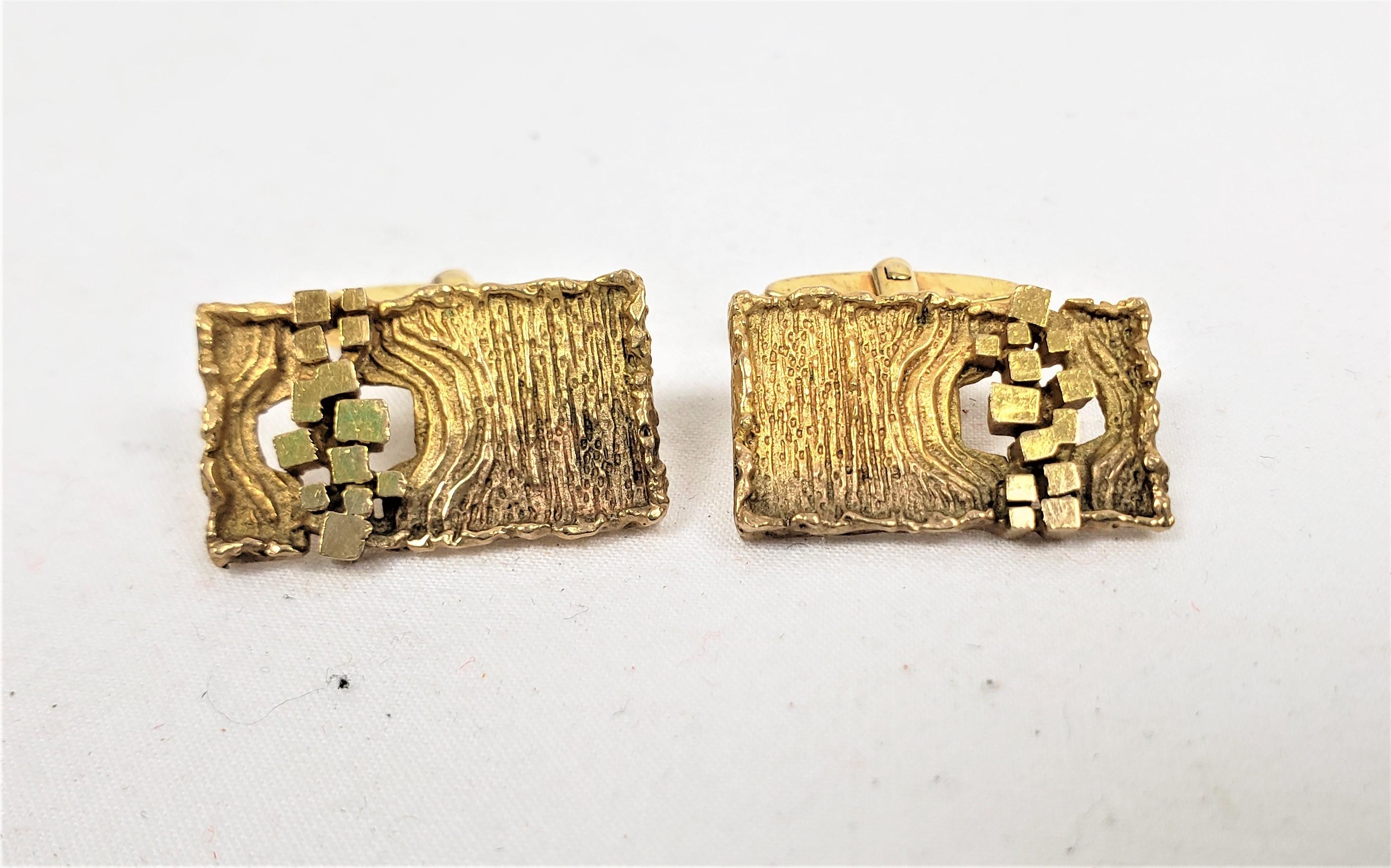 Pair of Mid-Century Modern Brutalist Styled 18 Karat Yellow Gold Cufflinks For Sale 2