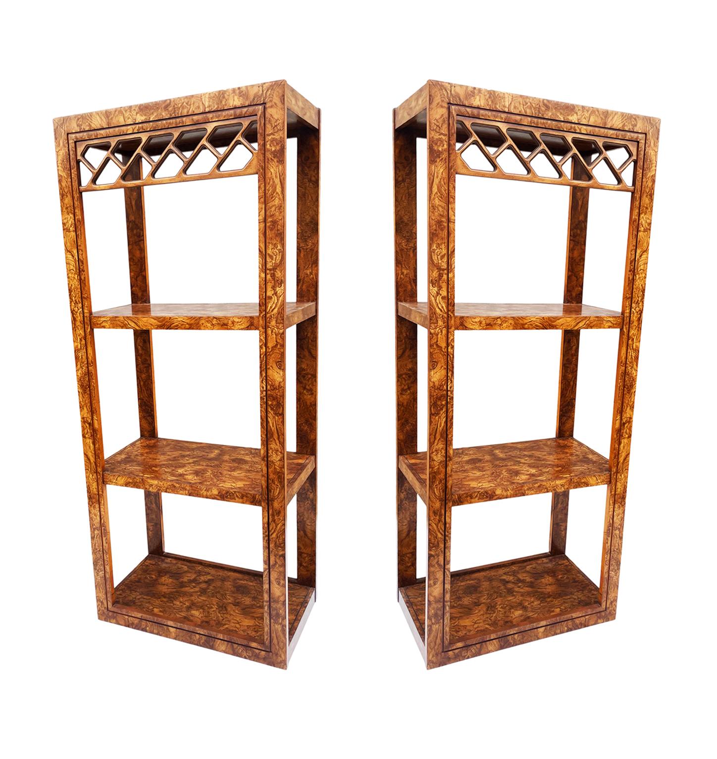 Una impresionante pareja de estanterías de transición a juego de la década de 1970. Están hechos de madera burlada con una celosía decorativa. El precio incluye el par.
