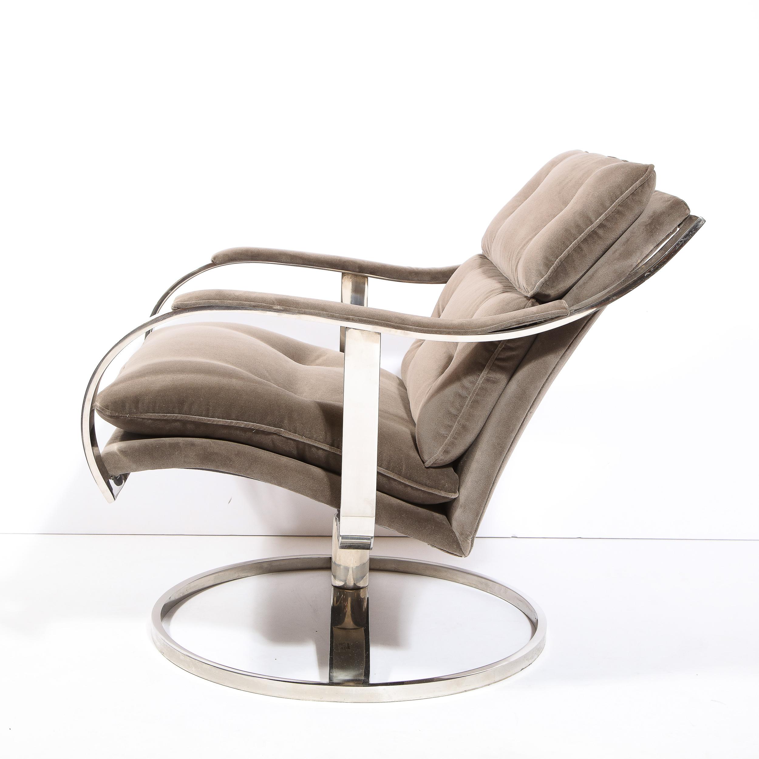 Ein Paar drehbare Mid-Century-Modern-Sessel mit Knopfleiste aus Holly Hunt Samt im Angebot 4