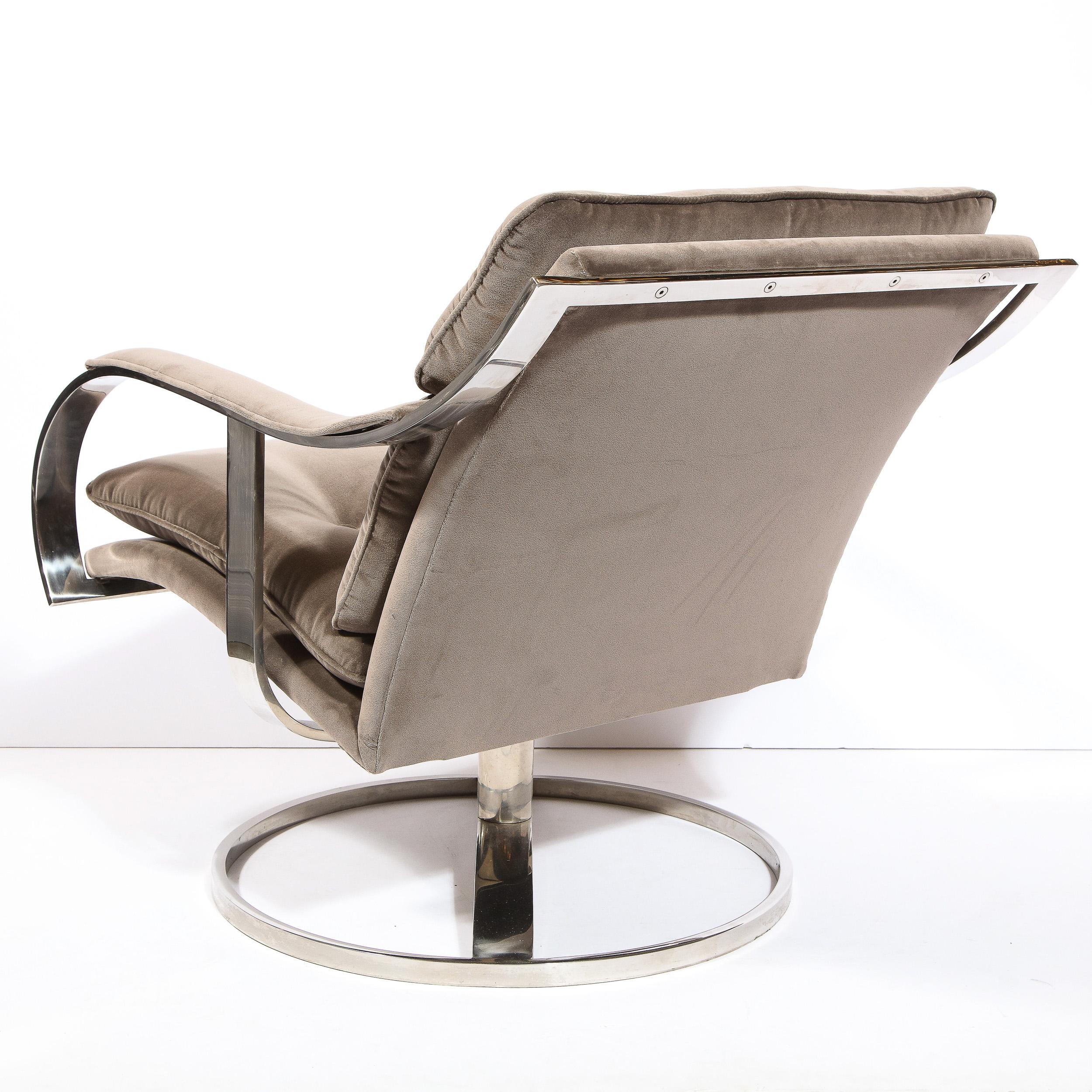 Ein Paar drehbare Mid-Century-Modern-Sessel mit Knopfleiste aus Holly Hunt Samt im Angebot 5