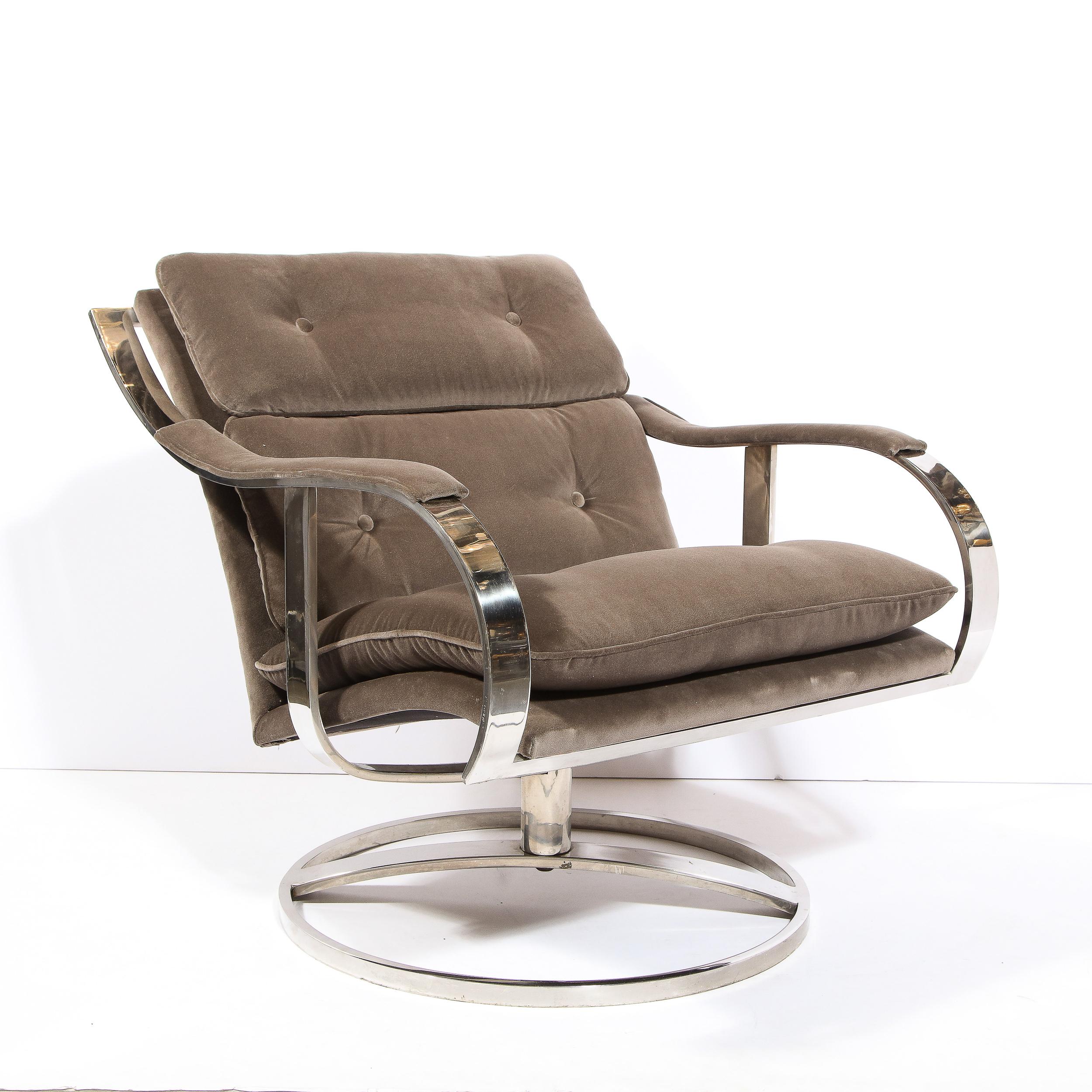 Ein Paar drehbare Mid-Century-Modern-Sessel mit Knopfleiste aus Holly Hunt Samt im Angebot 9