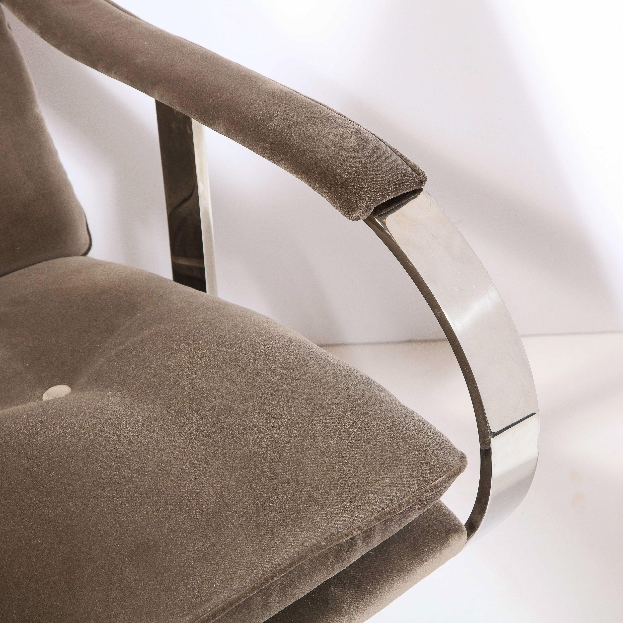 Ein Paar drehbare Mid-Century-Modern-Sessel mit Knopfleiste aus Holly Hunt Samt im Angebot 10