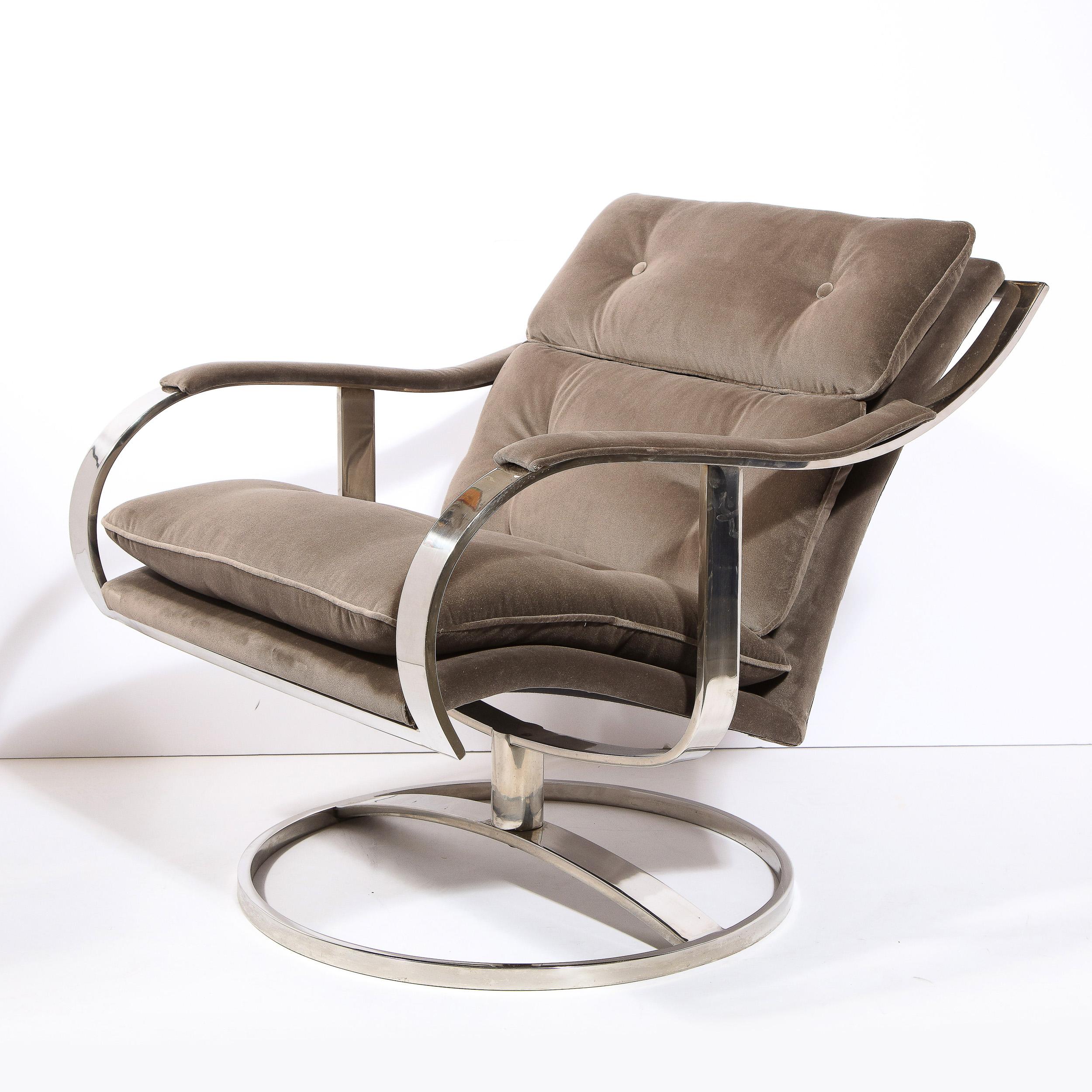 Ein Paar drehbare Mid-Century-Modern-Sessel mit Knopfleiste aus Holly Hunt Samt (Moderne der Mitte des Jahrhunderts) im Angebot