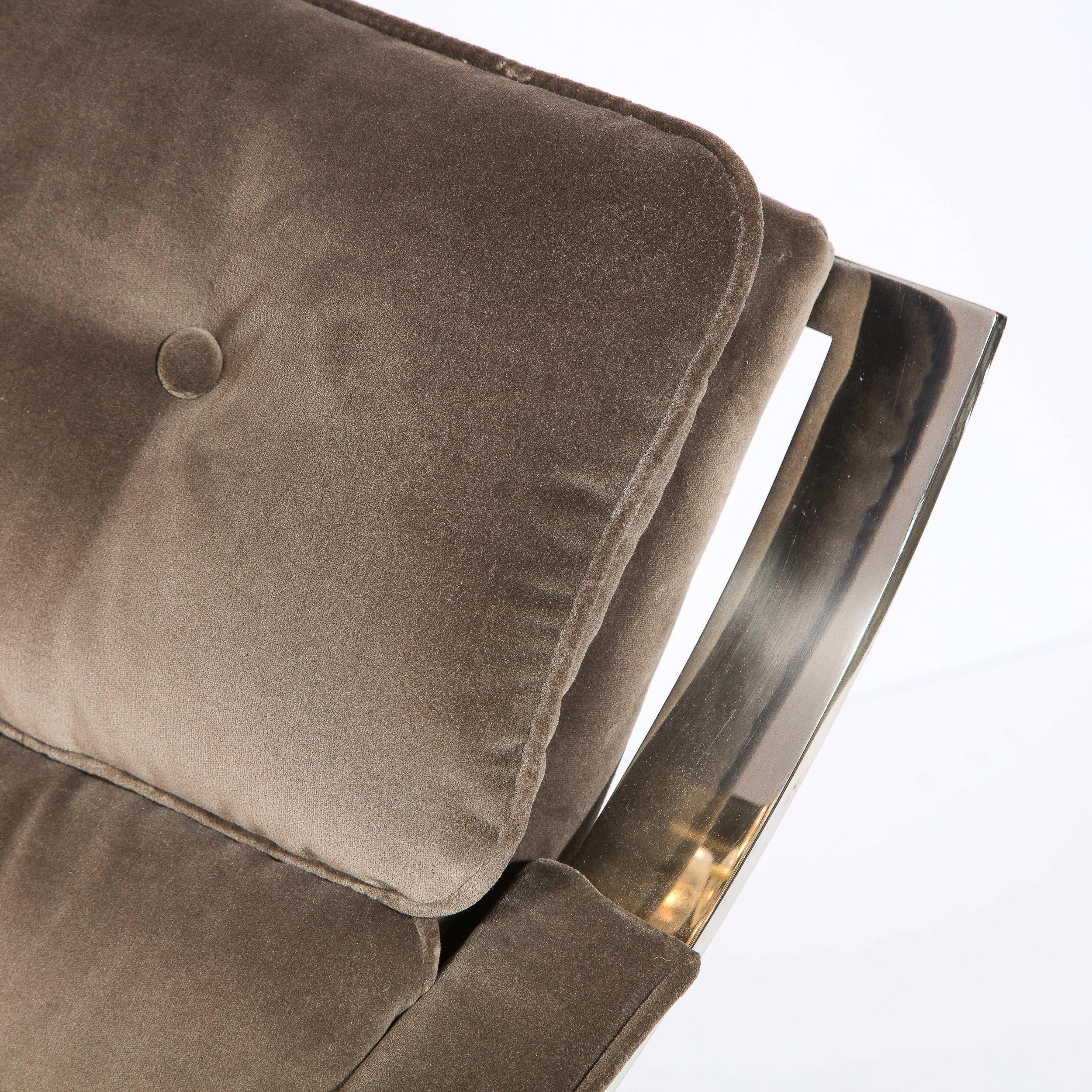 Ein Paar drehbare Mid-Century-Modern-Sessel mit Knopfleiste aus Holly Hunt Samt im Angebot 1