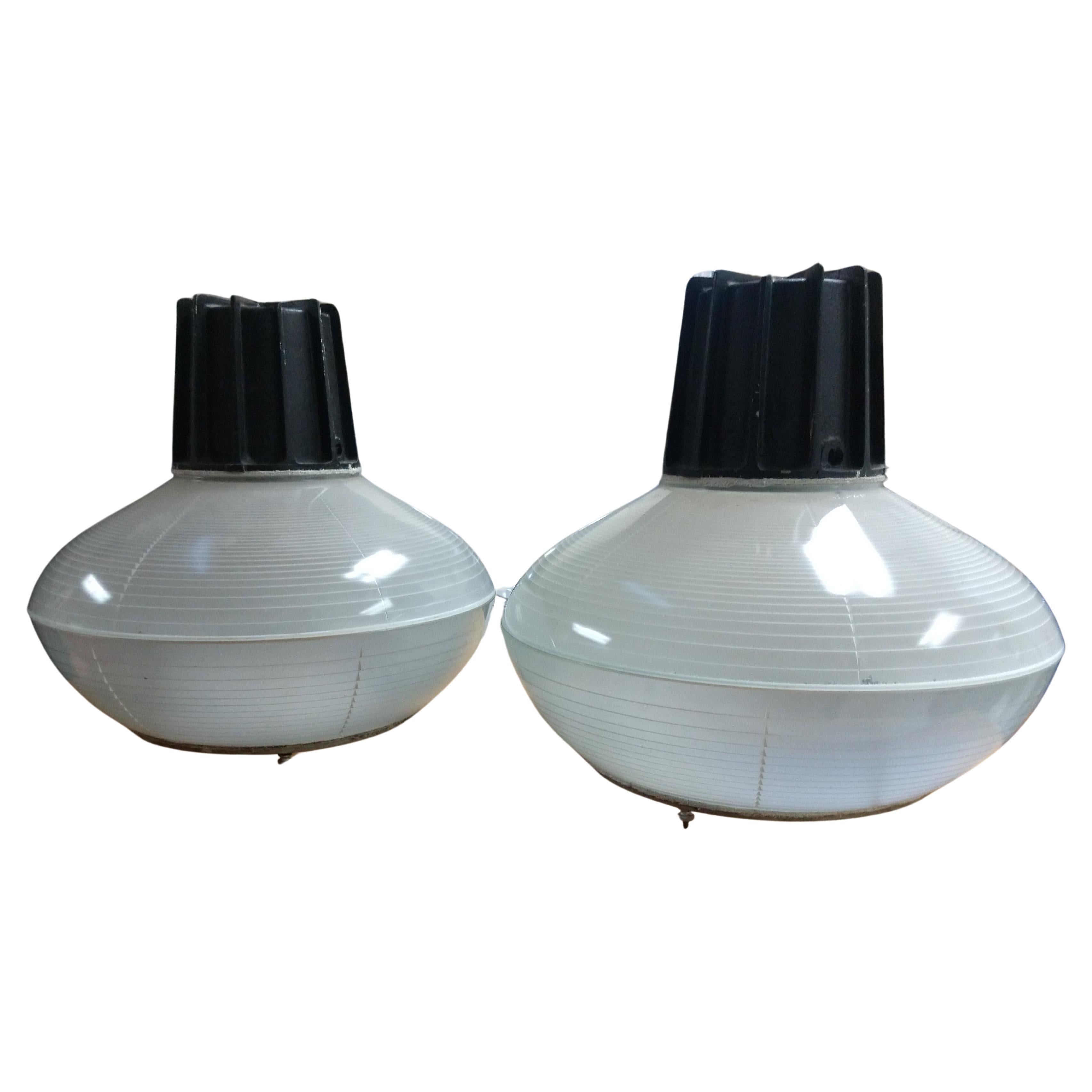 Fabuloso par de lámparas colgantes industriales gruesas y estriadas de Holophane. Las lámparas están firmadas en el cristal. Estas lámparas tendrán cableado nuevo. En excelente estado vintage con un desgaste mínimo. Un gran aspecto industrial para