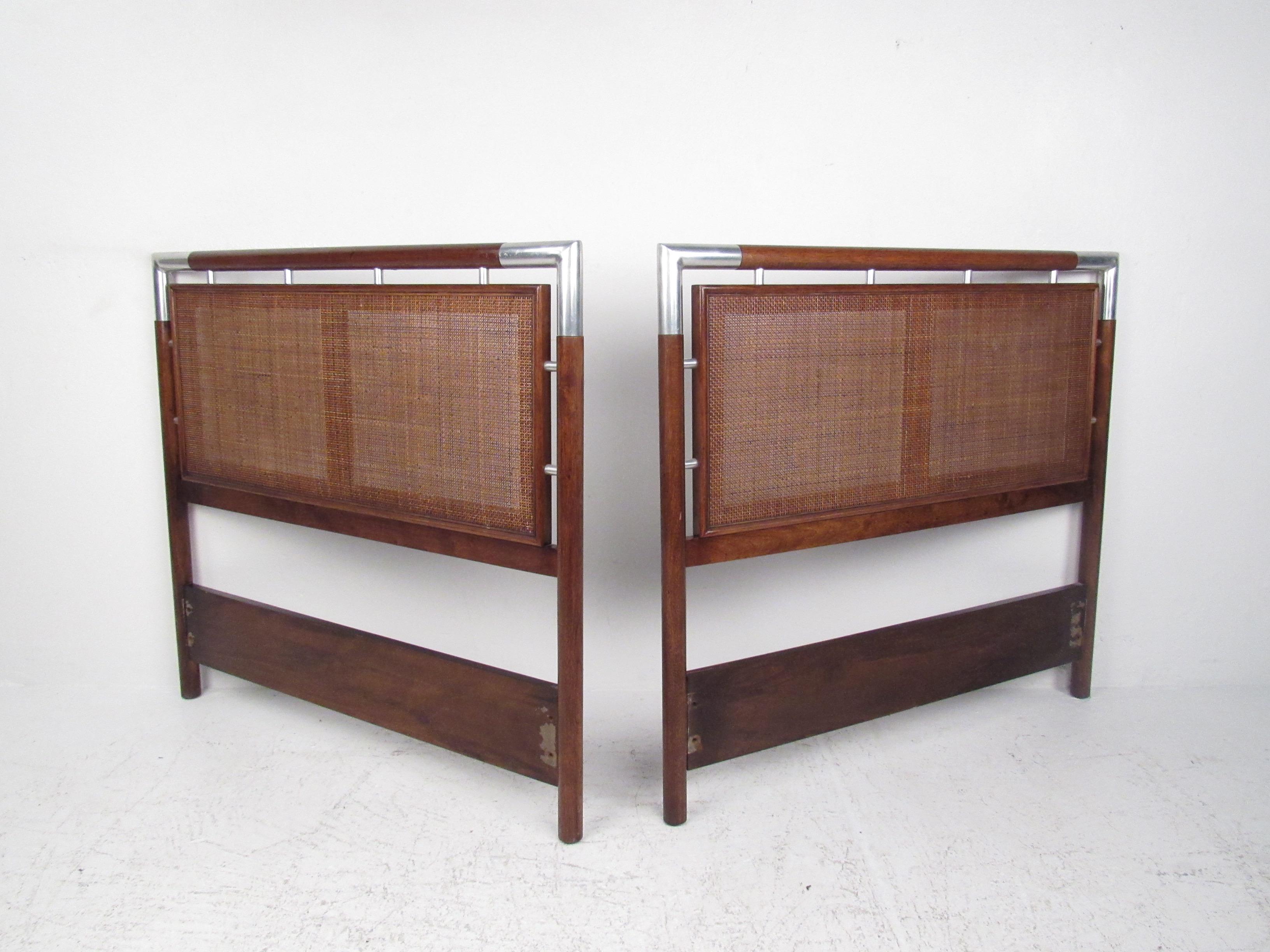 Mid-Century Modern Paire de têtes de lit jumelles en rotin et chrome de style mi-siècle moderne en vente