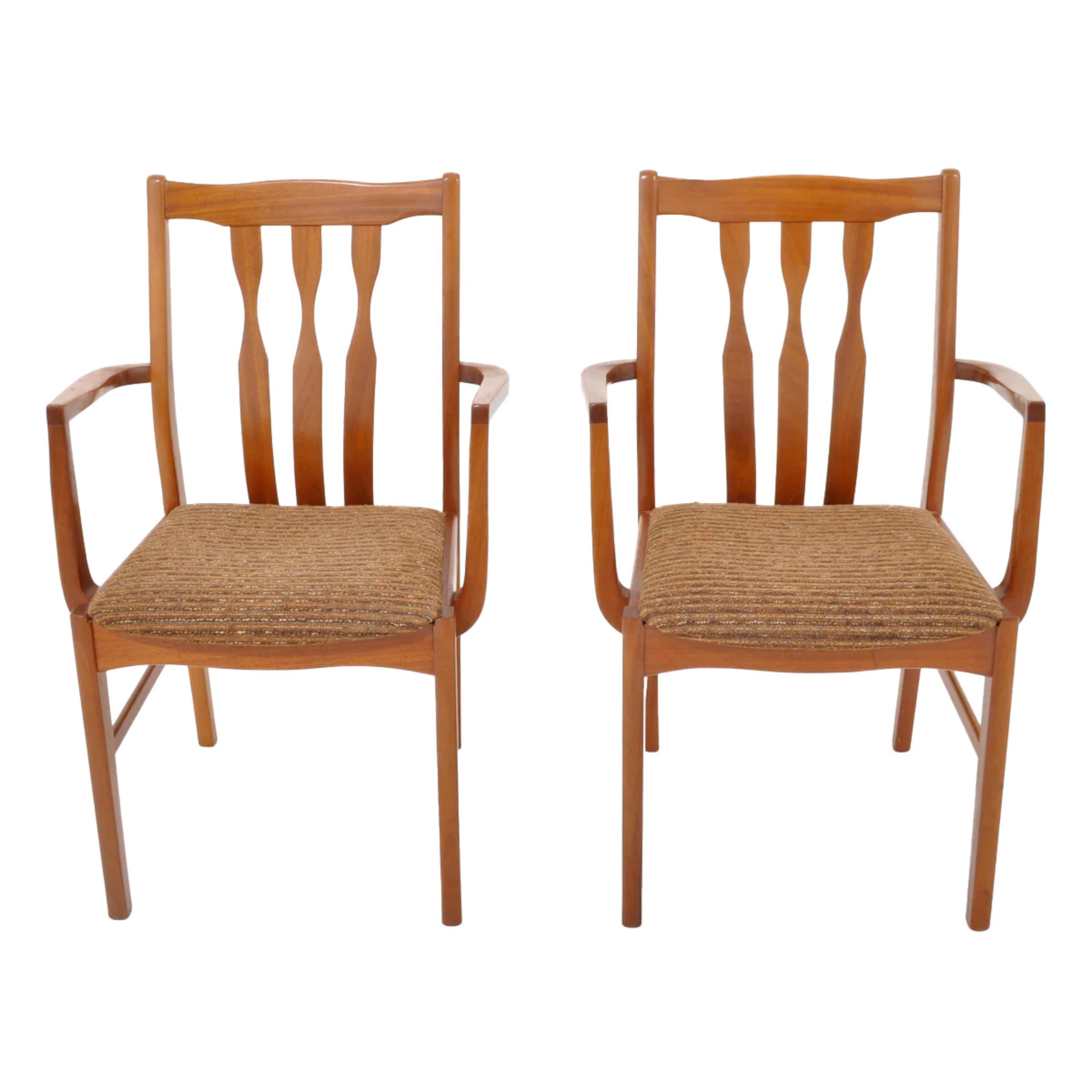 Coppia di poltrone da capitano in teak, anni '60, della linea Mid-Century Modern. Le sedie hanno tre schienali e braccioli sagomati, con il tessuto originale in mohair testurizzato.