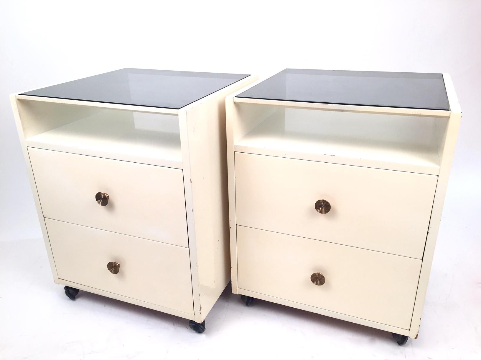 A beautiful pair of Carlo de Carli nightstands, edited by Sormani in the 1960s. Lacquered wood, glass top and brass.
