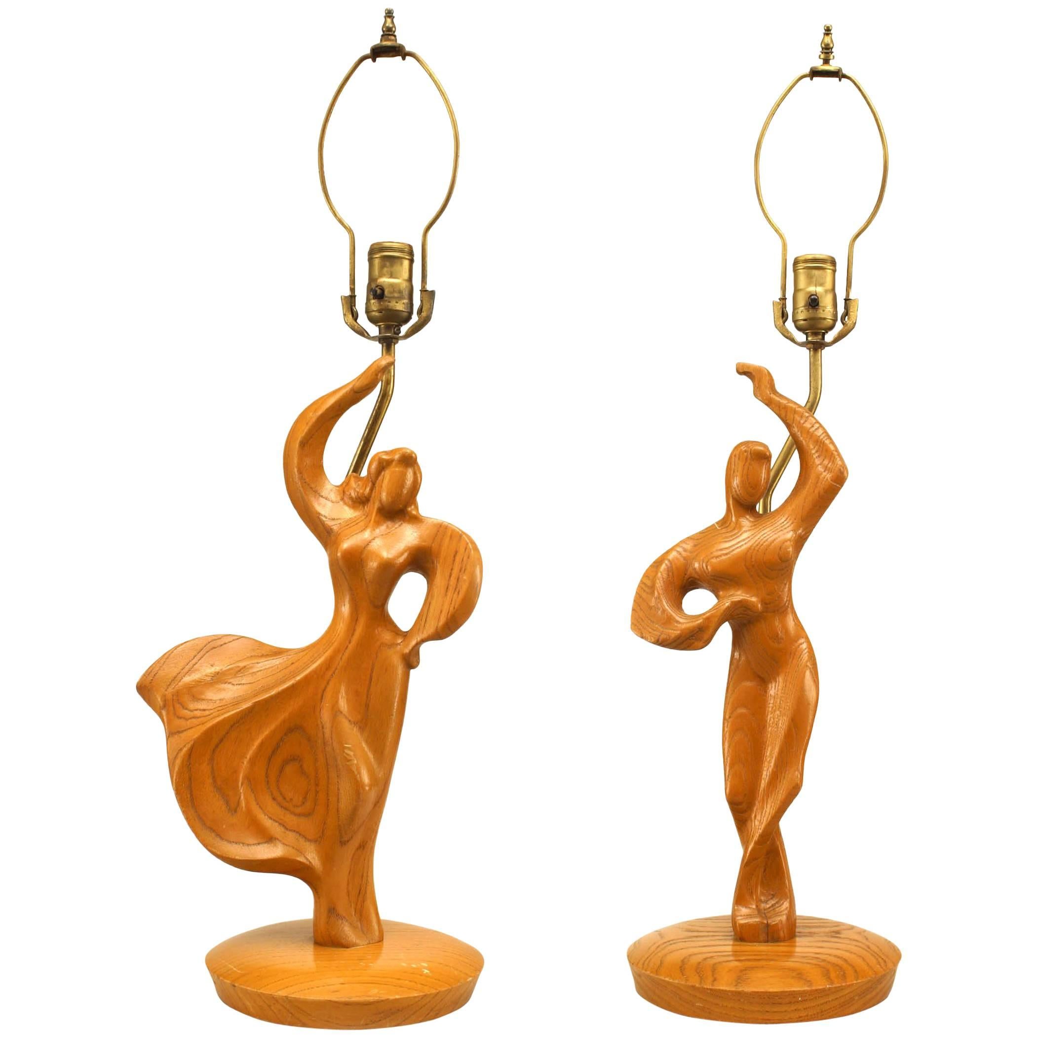 Paire de lampes de bureau figuratives Heifetz en bois fruitier du milieu du siècle dernier