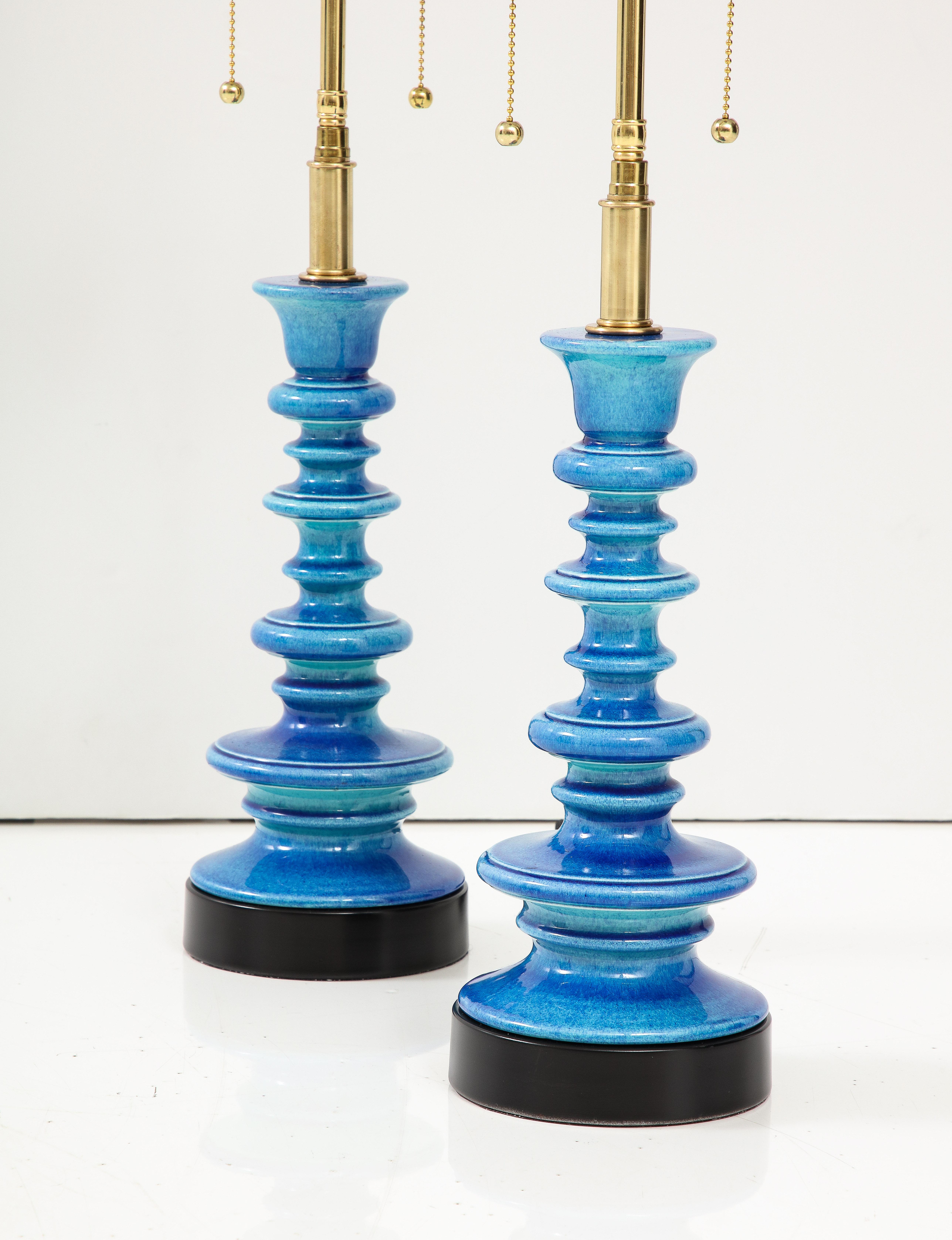 Pair of Mid-Century Modern Ceramic Pagoda Lamps In Good Condition For Sale In New York, NY