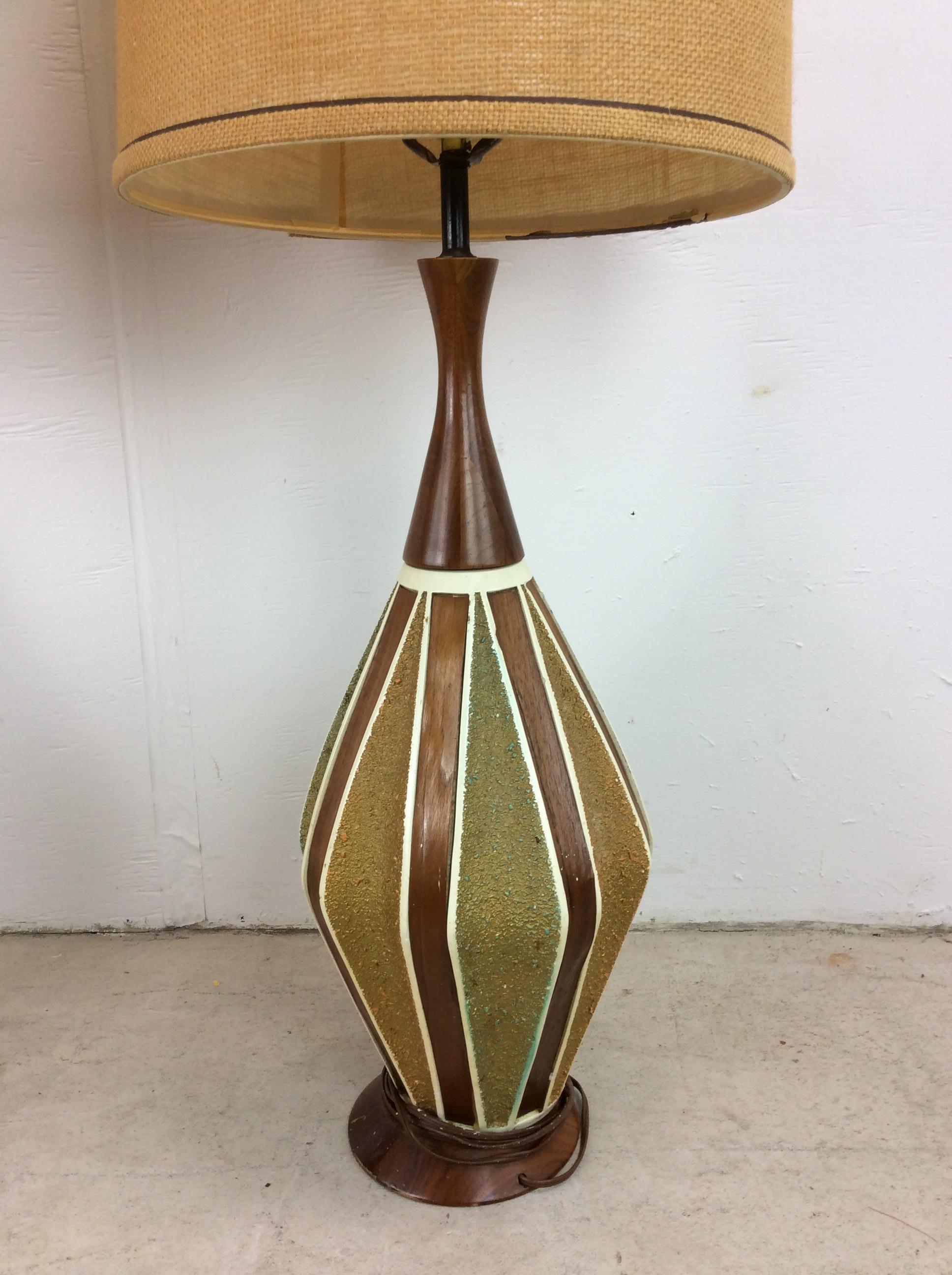 Ein Paar Mid Century Modern Keramik-Tischlampen mit Fass-Schirm im Angebot 6