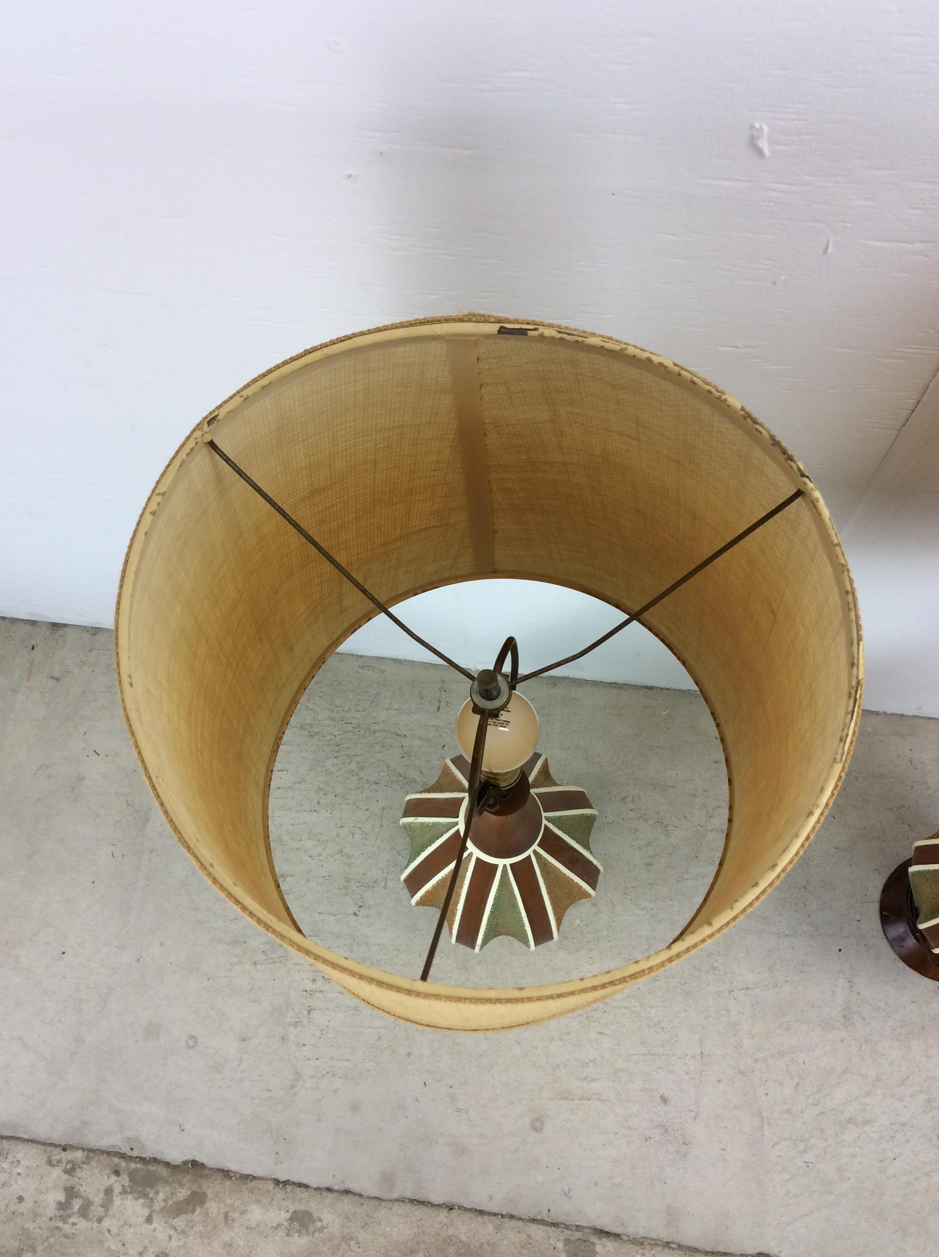 Ein Paar Mid Century Modern Keramik-Tischlampen mit Fass-Schirm im Angebot 8