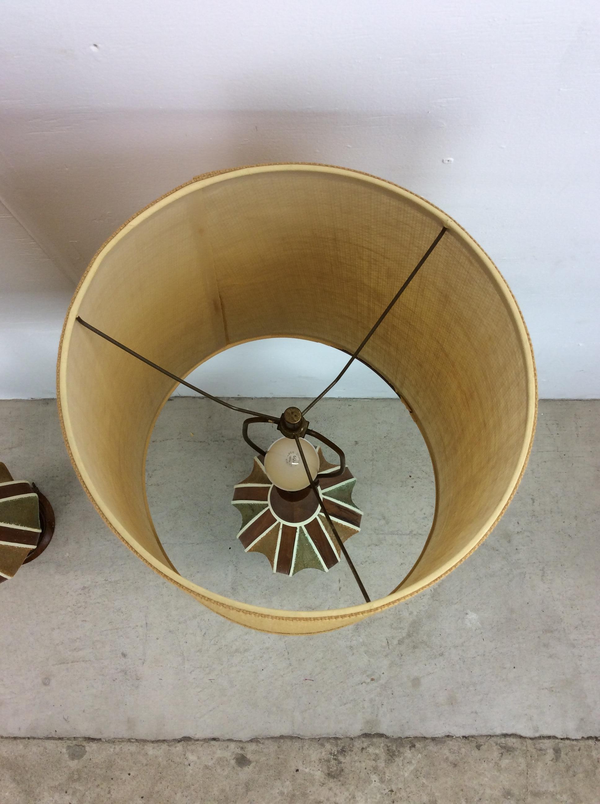Ein Paar Mid Century Modern Keramik-Tischlampen mit Fass-Schirm im Angebot 9