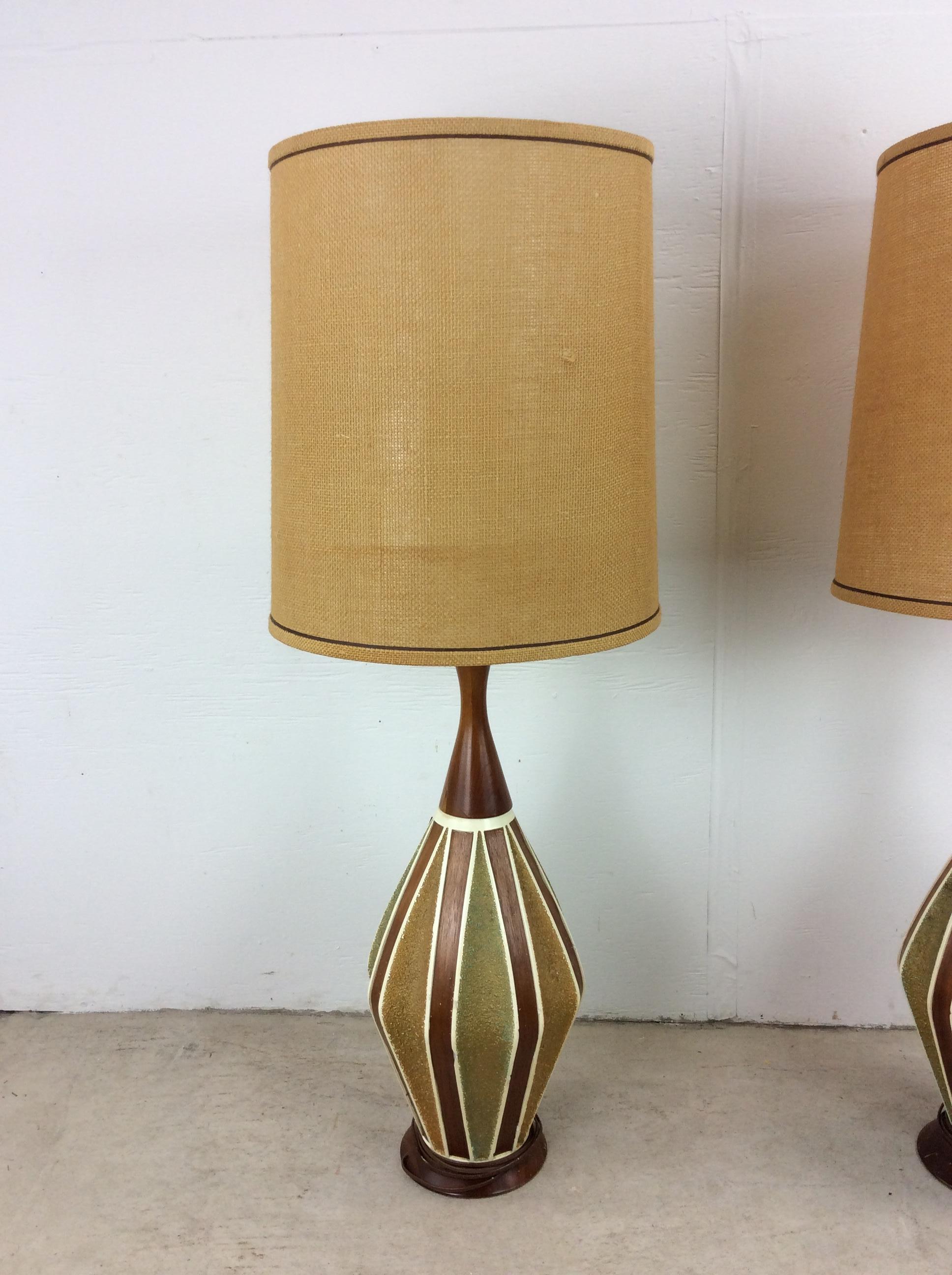 Ein Paar Mid Century Modern Keramik-Tischlampen mit Fass-Schirm (20. Jahrhundert) im Angebot