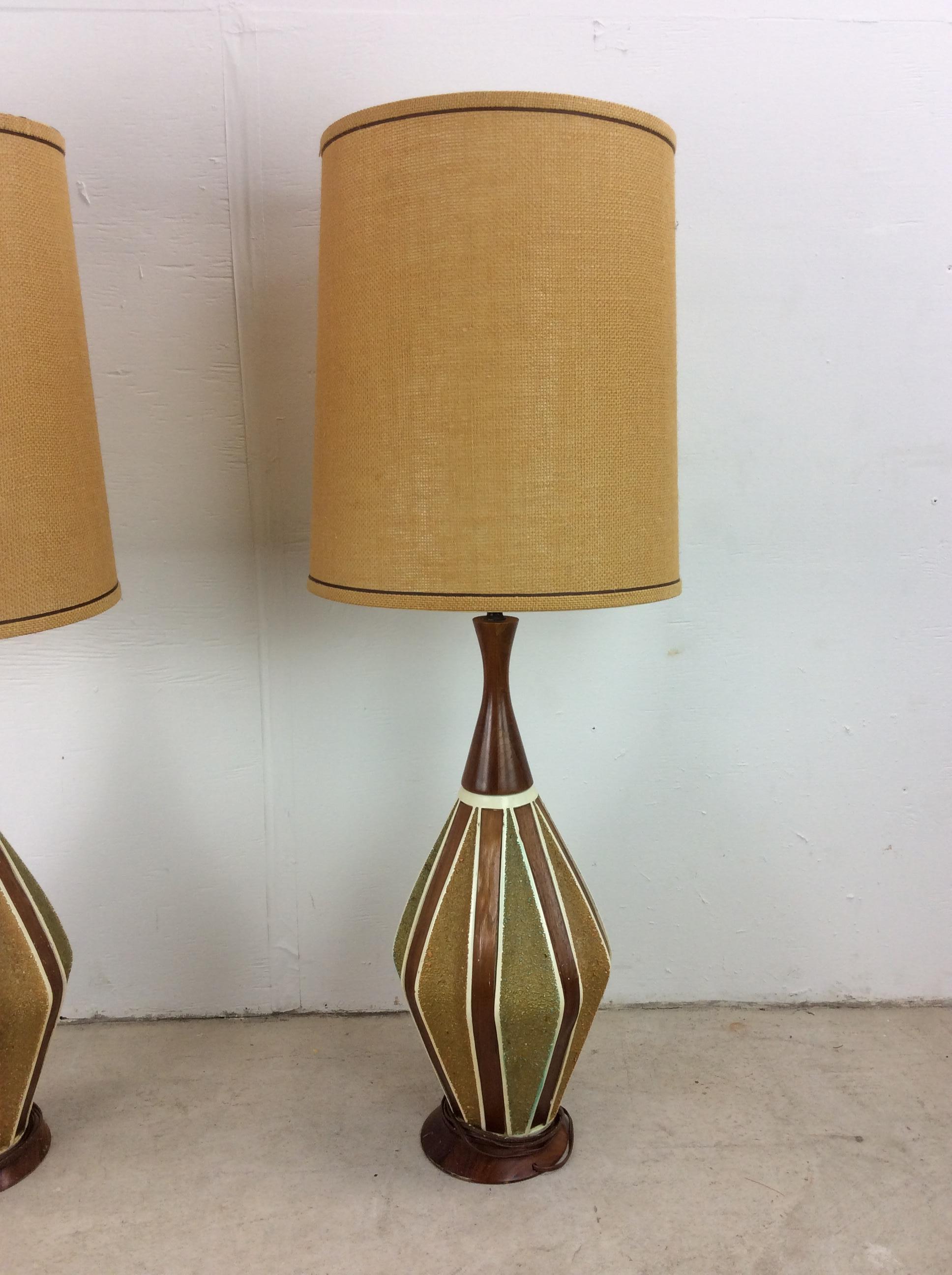 Ein Paar Mid Century Modern Keramik-Tischlampen mit Fass-Schirm im Angebot 1