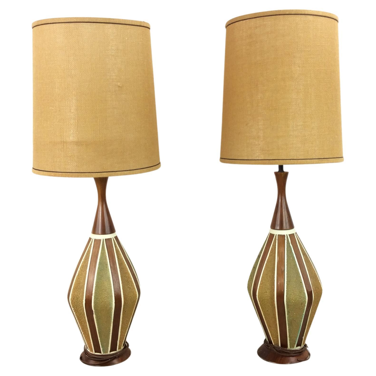 Ein Paar Mid Century Modern Keramik-Tischlampen mit Fass-Schirm im Angebot