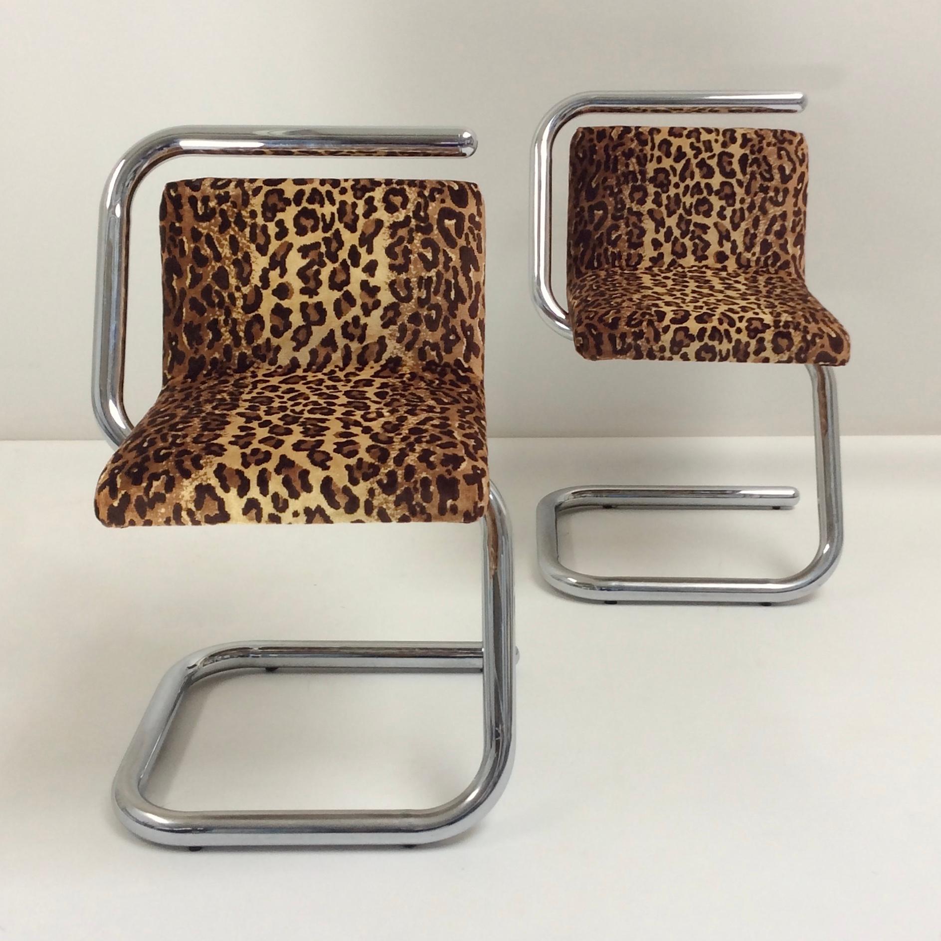 Pair of Mid-Century Modern Chairs, Chrome & Leopard Fabric, circa 1970, Italy In Good Condition In Brussels, BE