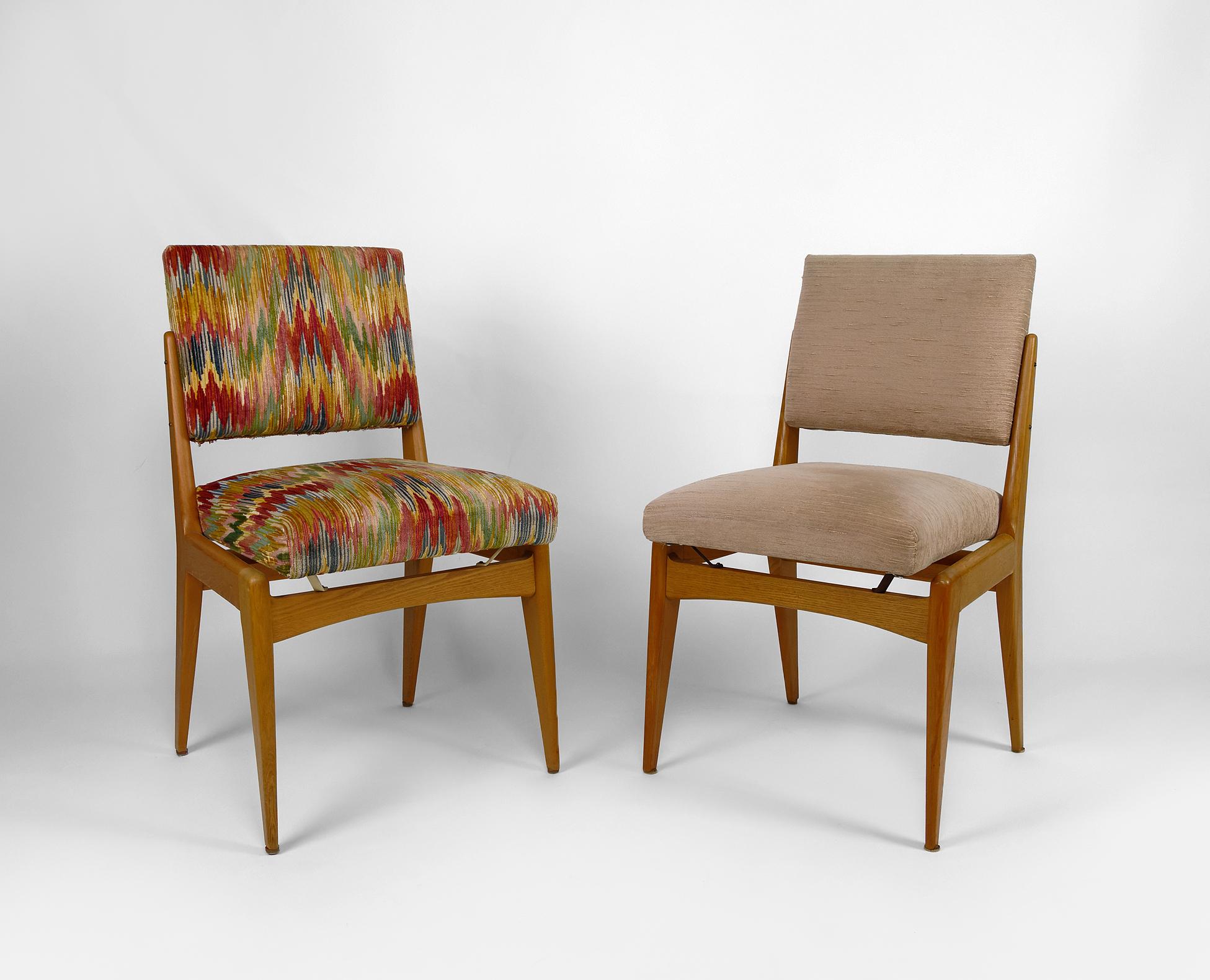 Jolie paire de chaises vintage dépareillées : l'une a un tissu gris / taupe / beige chiné, et l'autre un tissu rayé multicolore.

Structure en bois (hêtre), pieds à compas.

Style moderne / scandinave, France, vers 1950-1960.
Dans le style de
