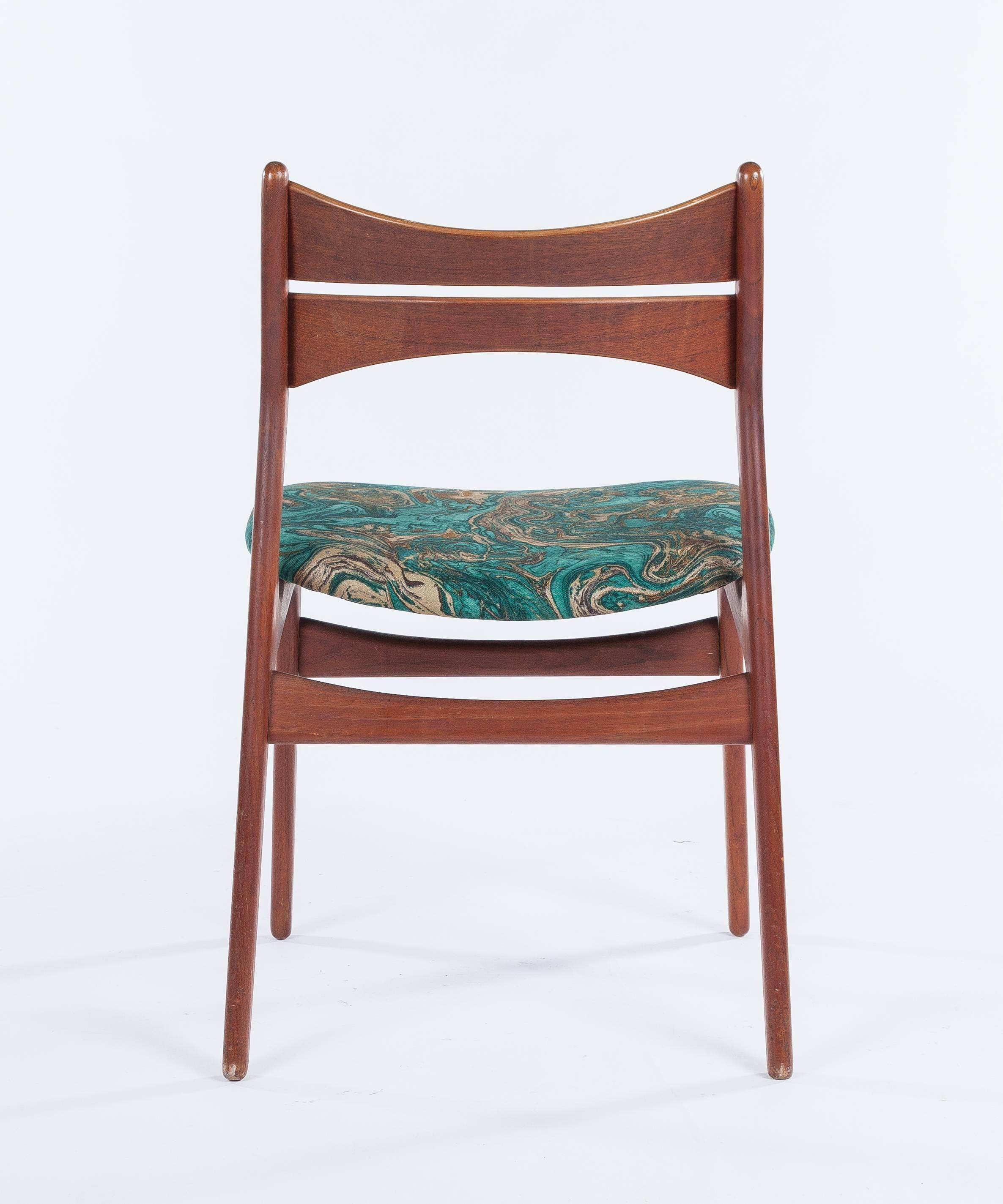 Pair of Mid-Century Modern Chairs in New Duralee Fabric In Fair Condition For Sale In Wilmington, DE